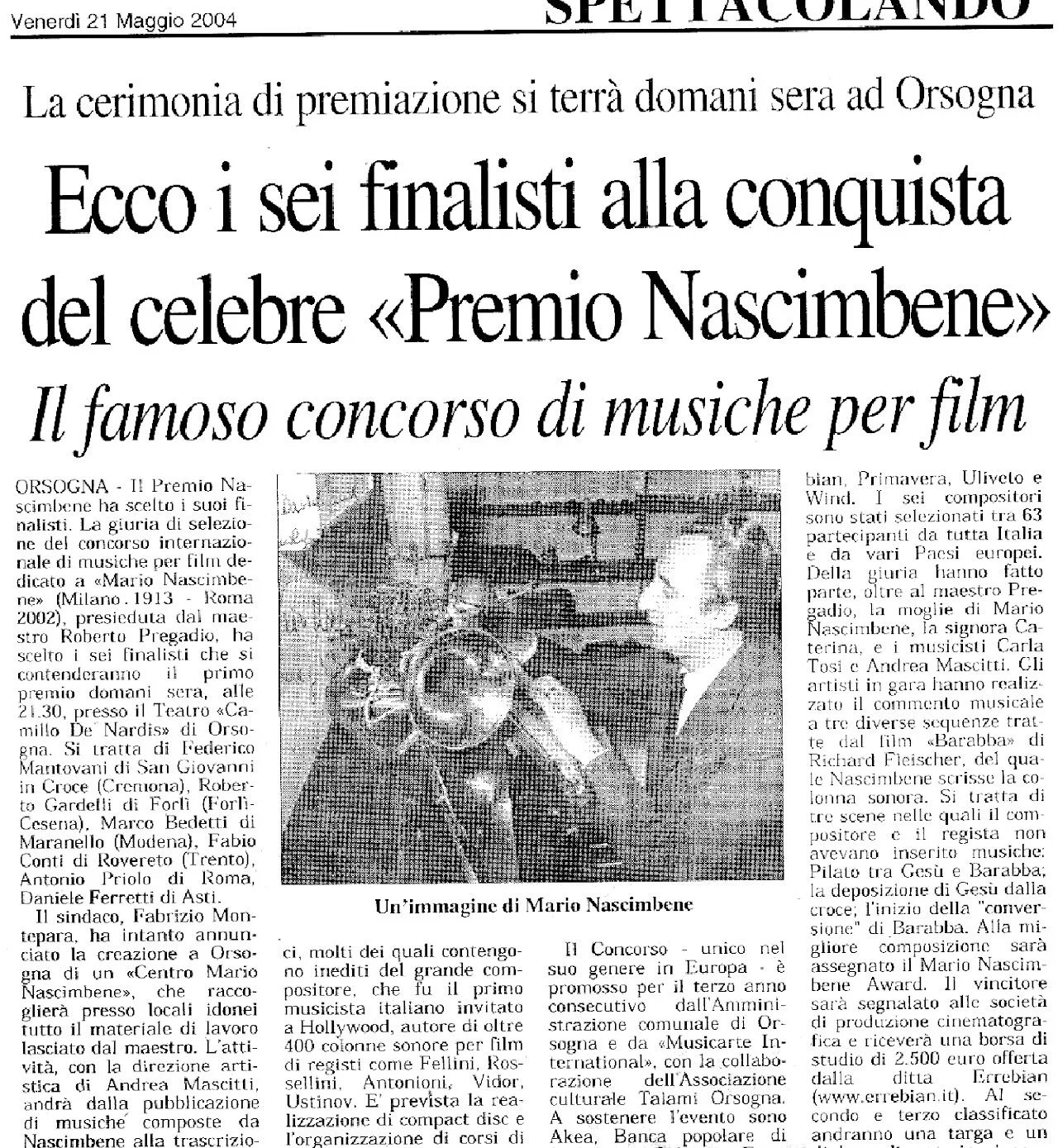 Articolo di giornale con titolo e foto di un evento musicale. La foto mostra due uomini e una donna con cuffie in un ambiente di studio o registrazione.