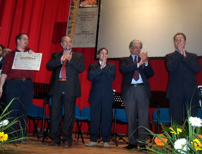 Francesco Cerrato, vincitore del Mario Nascimbene Award, sul palco del Teatro De Nardis di Orsogna, con Silvio Feliciani, il Direttore artistico Andrea Mascitti, Giancarlo Giannini, Presidente della Giuria e il Sindaco di Orsogna D'Alessandro.