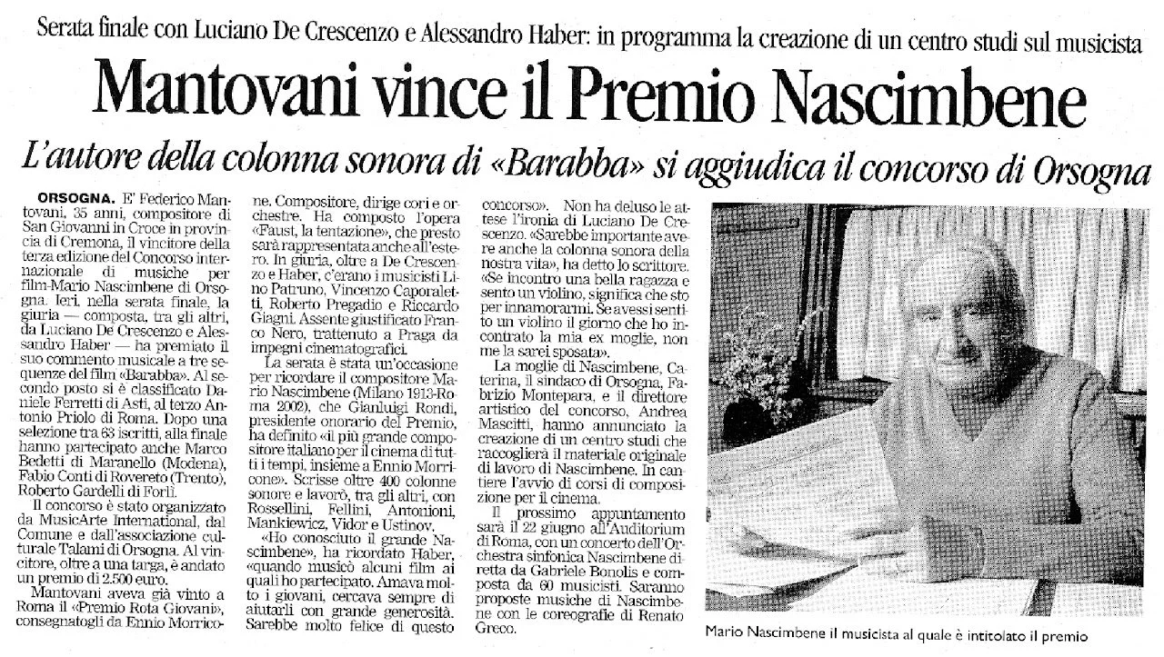 Foto in bianco e nero di Mario Nascimbene, musicista, durante la premiazione.