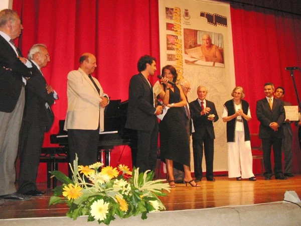Sul palco del Teatro De Nardis di Orsogna, Ermanno Comuzio, Roberto Pregadio, Lino Patruno, Gabriele Bonolis, vincitore del Premio, Roman Vlad e Caterina Nascimbene.