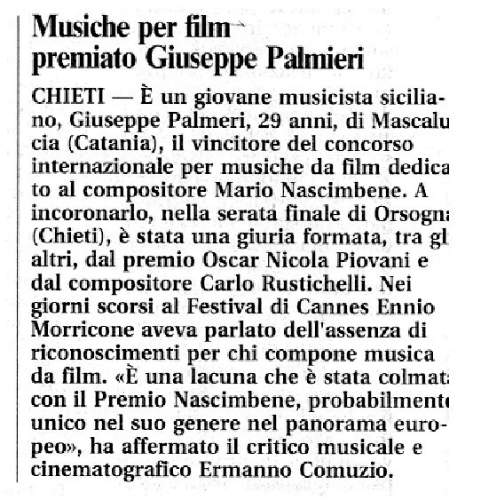 Articolo di giornale che descrive Giuseppe Palmeri, giovane musicista siciliano di 29 anni, vincitore di un concorso di musica da film, con dettagli sul suo riconoscimento e affermazioni di critici musicali.