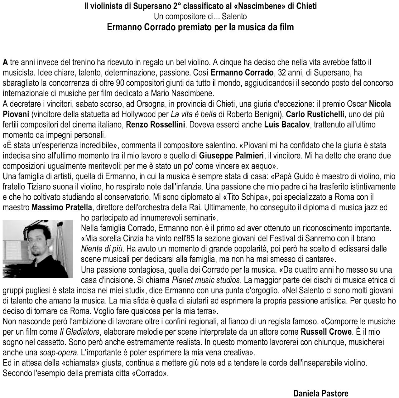 Testo in italiano con titolo e nome di un violinista premiato in un articolo, includendo una fotografia in bianco e nero di un uomo con capelli scuri, vestito con una camicia scura e sfondo sfocato.