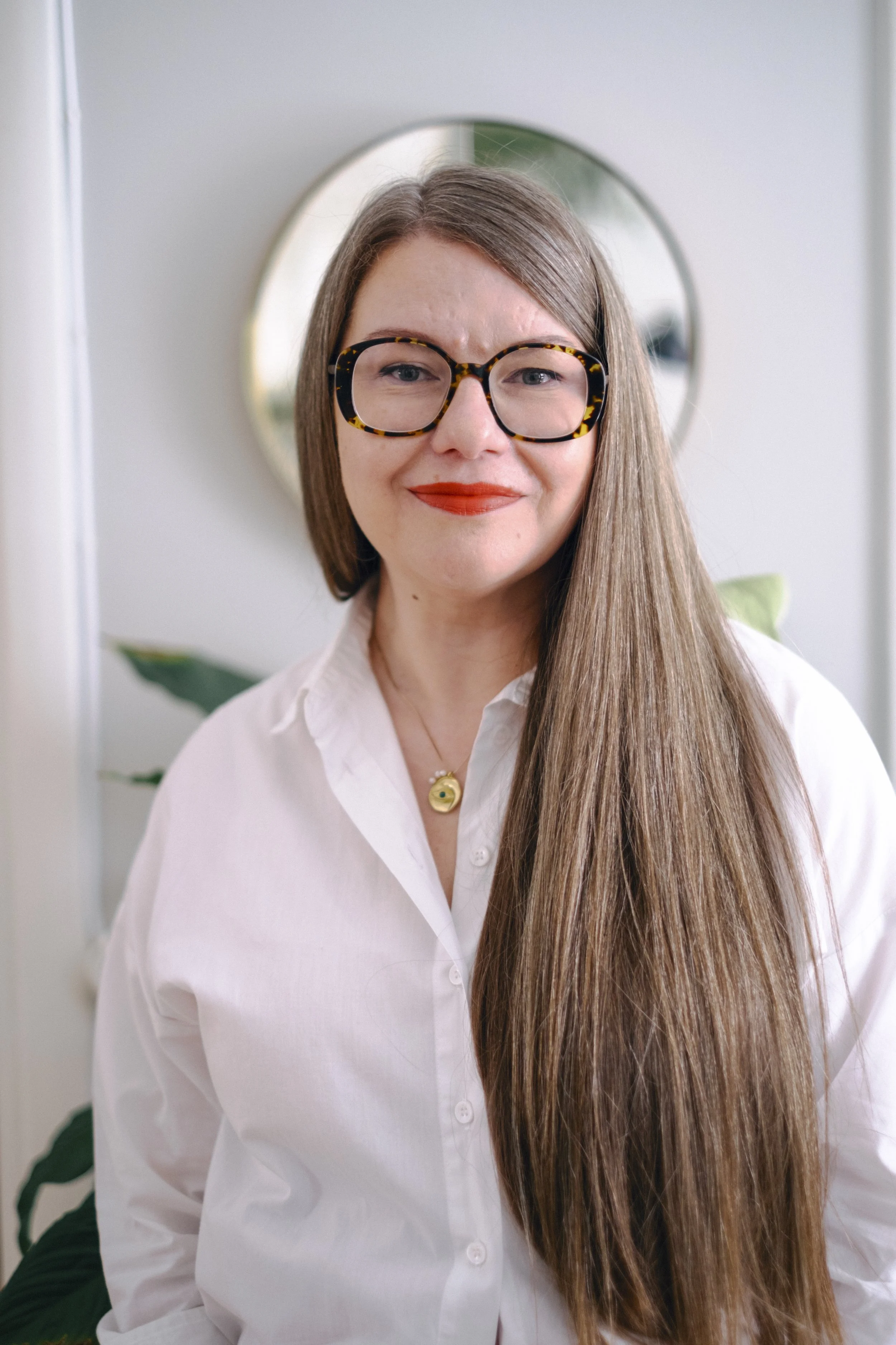 Ceci Celan perustaja ja luova konsultti Hanna Kuokka nauraa sisätiloissa.