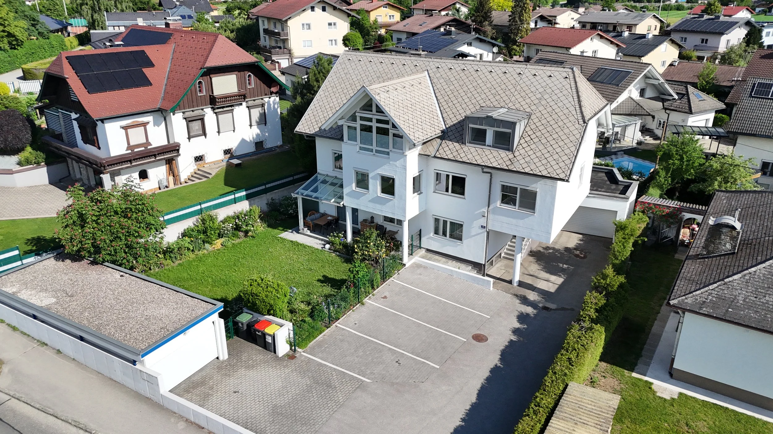 Einfamilienhaus, welches zu einem Mehrfamilienhaus umgebaut wurde.