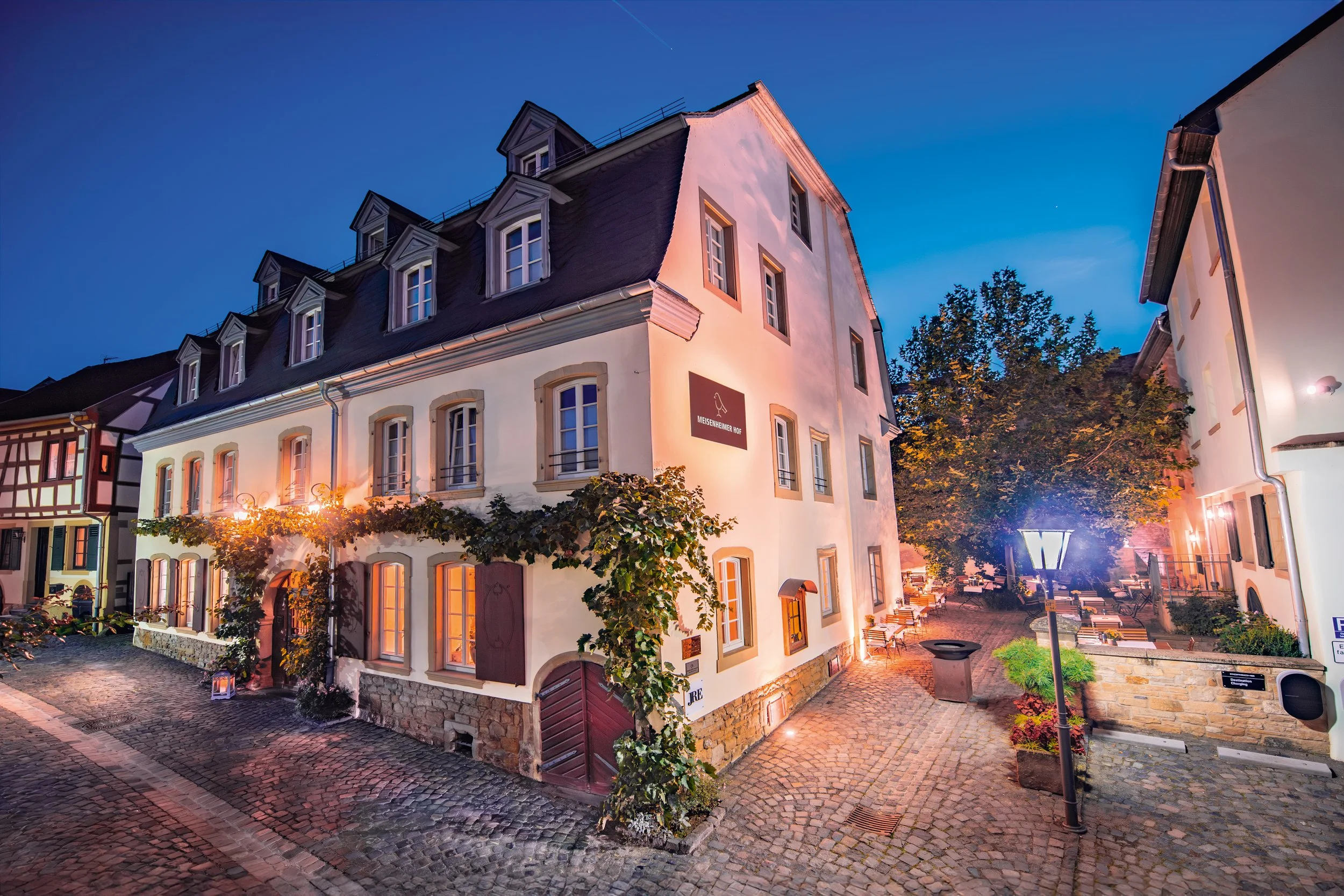 Meisenheimer_Hof_Abendstimmung_Fassade_D5X4117_h2.jpg