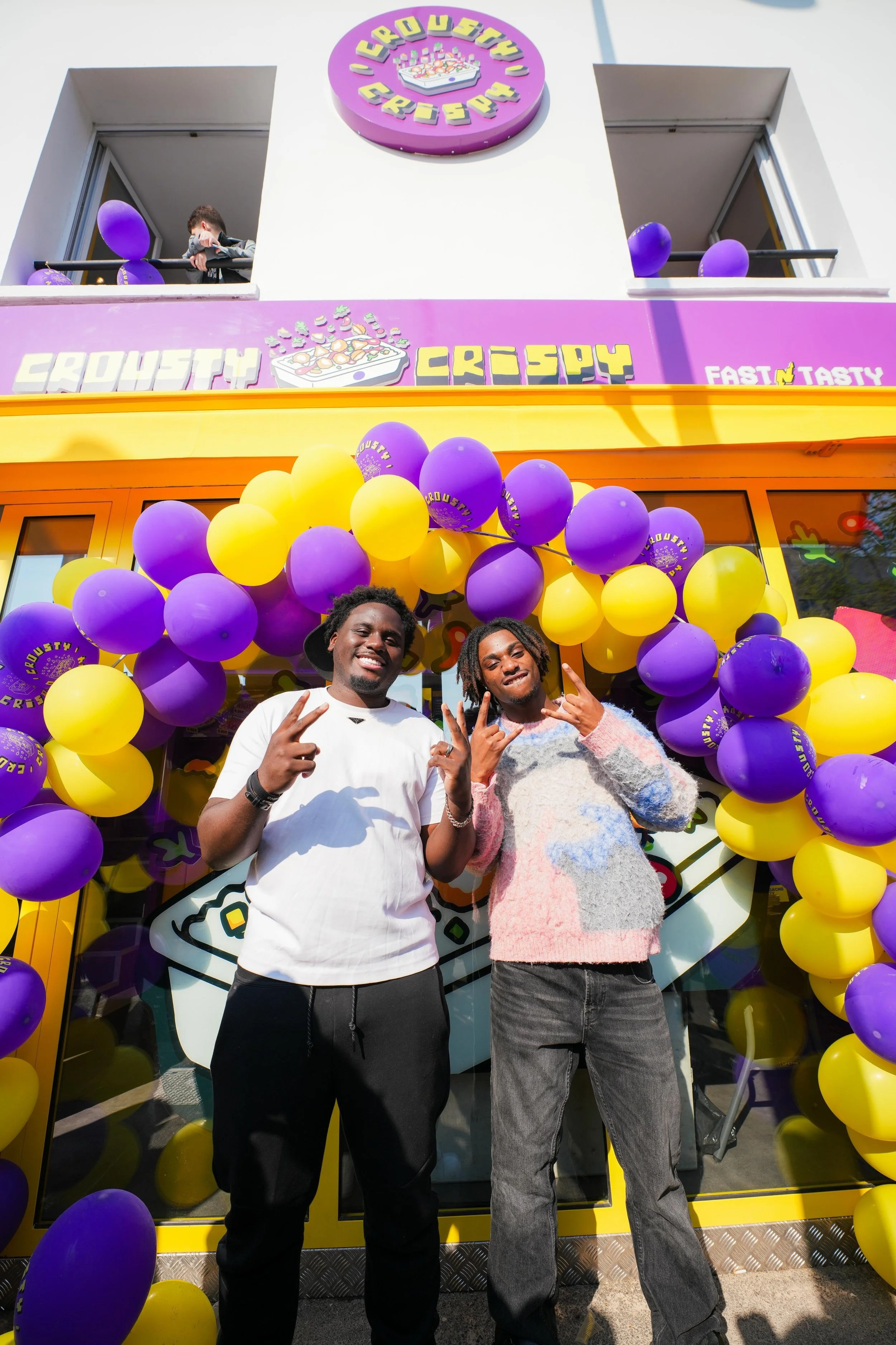 photo ouverture crousty crispy ballons et animateurs