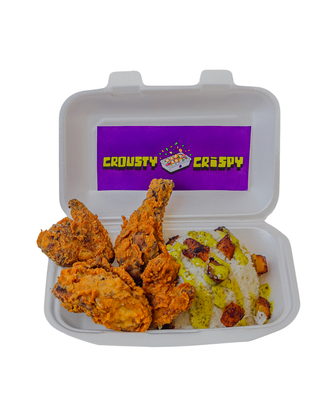 Un panier de nourriture à emporter avec trois morceaux de poulet frit, du riz avec des morceaux de bacon et un filet d'huile ou de sauce verte, dans une boîte en polystyrène blanc avec une étiquette violette indiquant 'Crousty Crispy'.