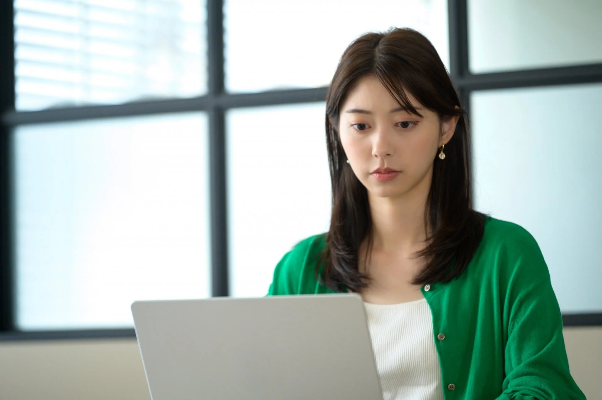 ノートパソコンを使っている女性の写真