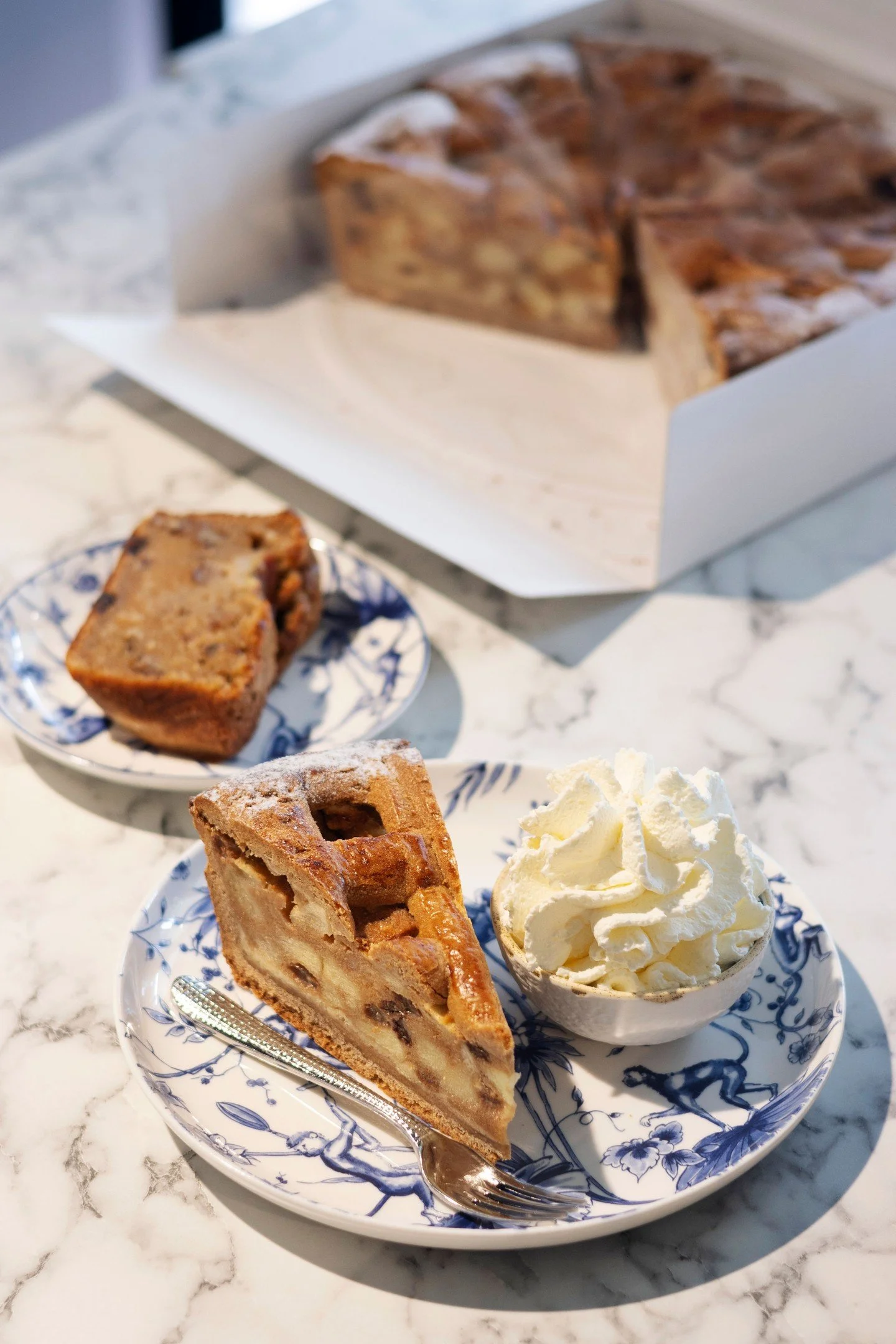 De klassieker die altijd goed is: appeltaart van Holtkamp met een royale toef slagroom. Pure verwennerij! 🍰
#LekkerBlauw #HeinenDelftsBlauw #TaartjeTijd #KoffieEnTaart #AmbachtelijkGenieten