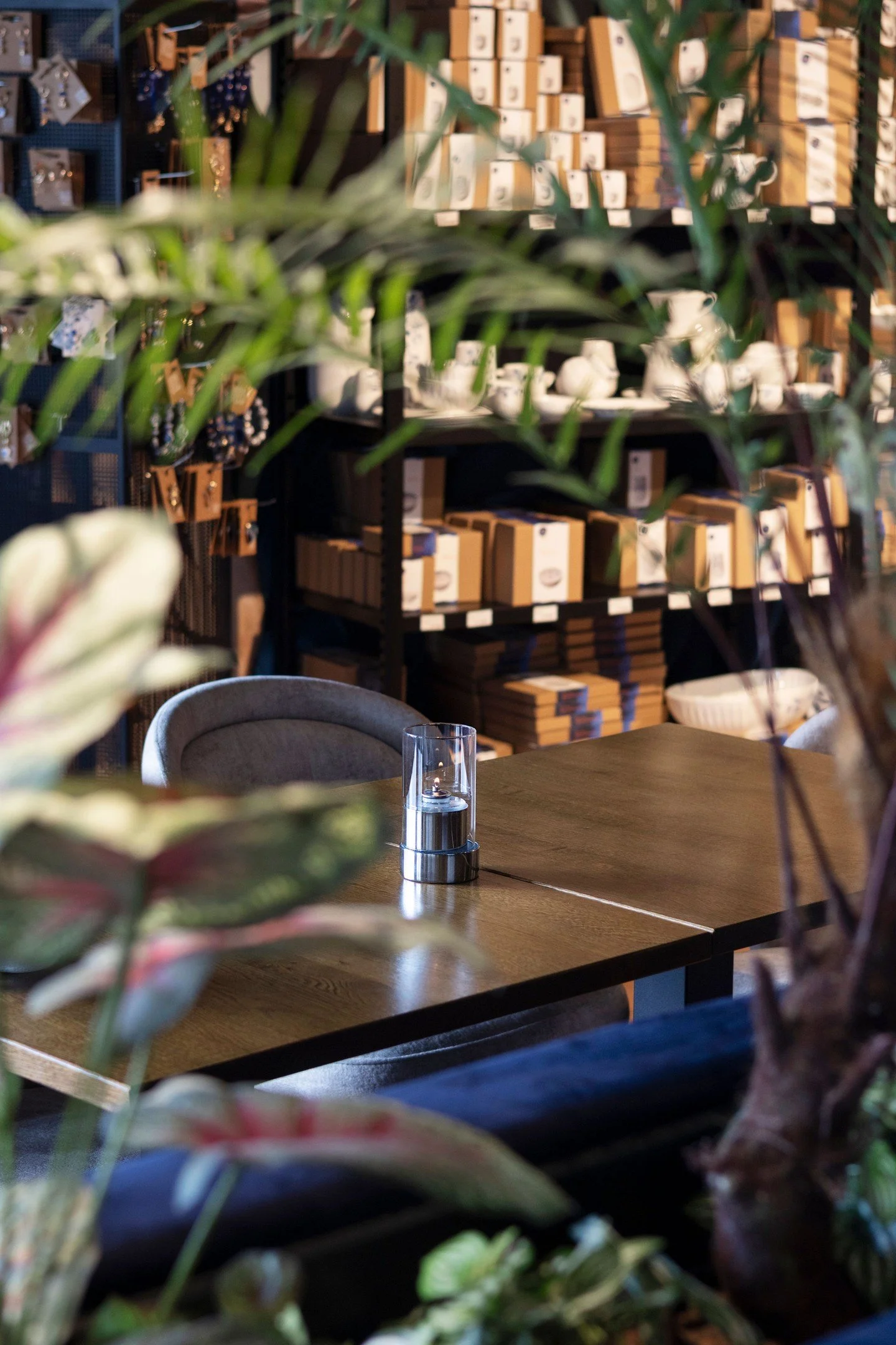 Een warme plek waar gezelligheid en Delfts Blauw samenkomen. Kom binnen, neem plaats en geniet van de Hollandse sfeer. ☕✨

#LekkerBlauw #HeinenDelftsBlauw #HollandseGezelligheid #DutchDesign #Caf&eacute;InPutten #StijlvolGenieten