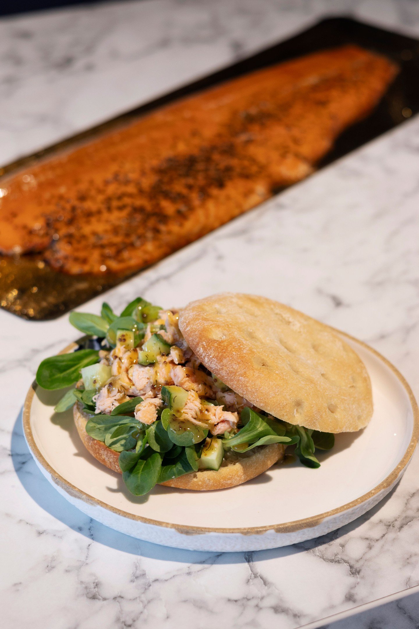 Vers, vol smaak en &eacute;cht Hollands, ons broodje Spakenburgse zalm is een favoriet bij elke lunch. 🐟
#LekkerBlauw #HeinenDelftsBlauw #LunchInPutten #BroodjeVanDeDag #DutchVibes