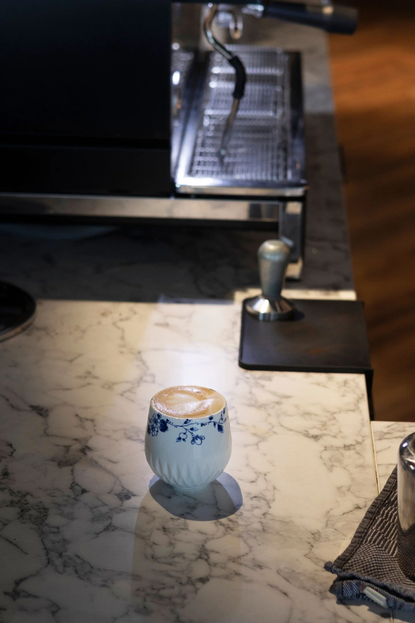 Een warme cappuccino in het mooie kopje van Blauw Vouw,  even een momentje rust tussen de ambacht. 💙
#LekkerBlauw #HeinenDelftsBlauw #Koffietijd #GenietenInPutten #HollandseGezelligheid