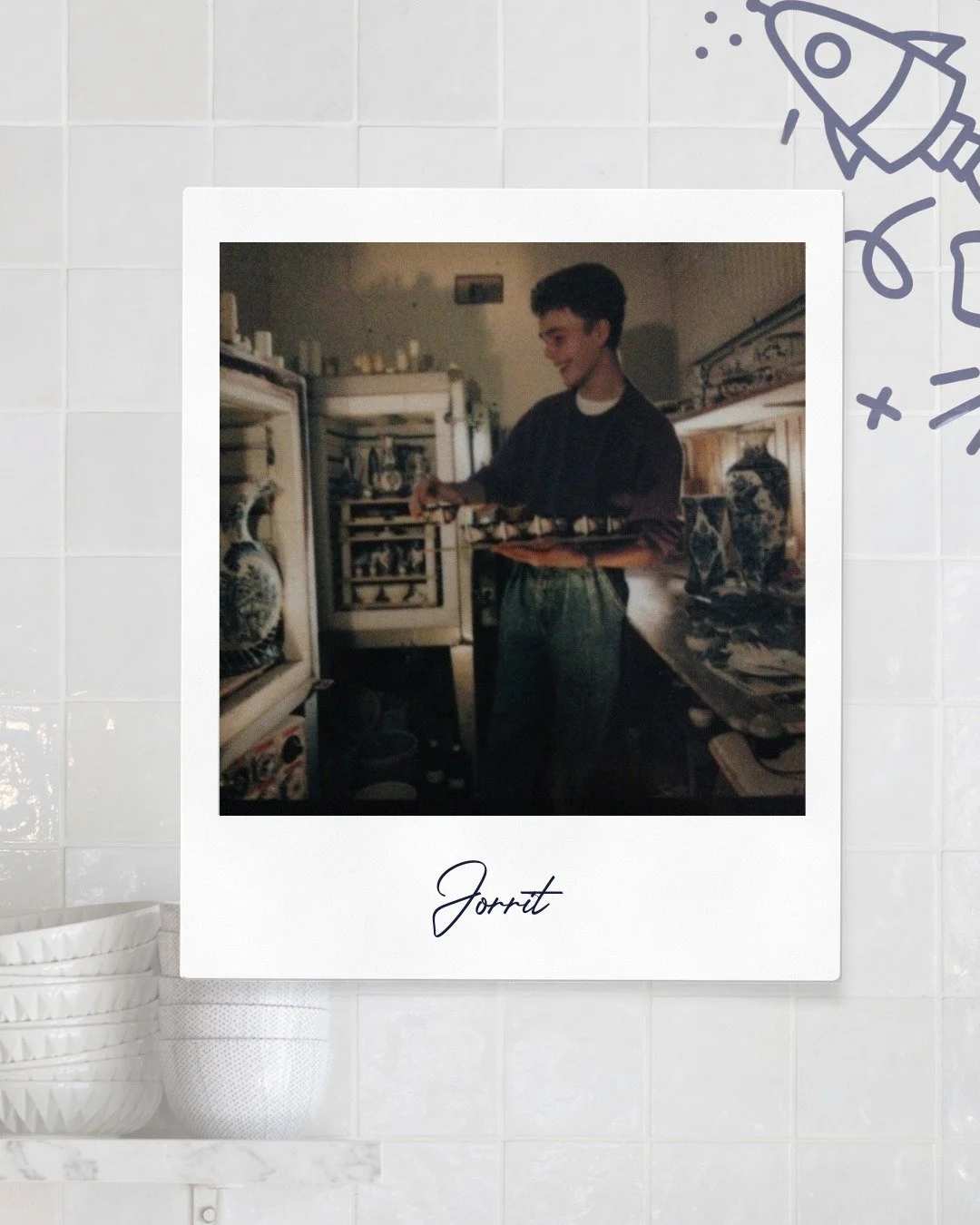 Van leerling tot directeur 💙
Jorrit stapte op zijn 16e in het familiebedrijf en runt sinds 1993 Heinen Delfts Blauw. Vanuit zijn passie voor het ambacht groeide het kleine tweemansbedrijf uit tot een nationaal en internationaal merk. 

#HeinenDelfts