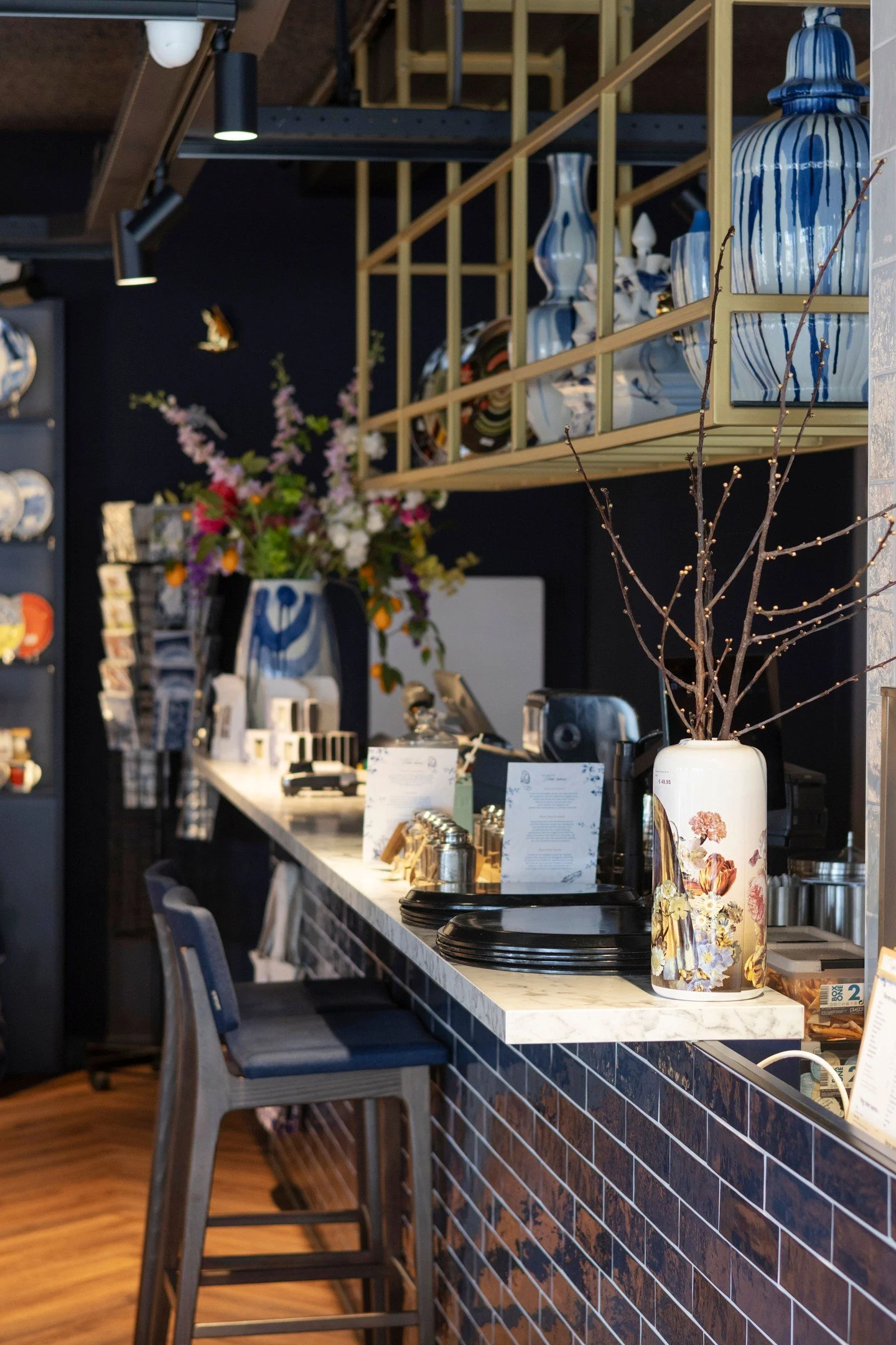 Een plek waar de liefde voor Delfts Blauw samenkomt met genieten van koffie, thee en lekkernijen. 💙

Tussen de prachtige vazen en serviezen van Heinen Delfts Blauw neem je plaats aan de bar of zoek je een gezellig hoekje uit. Zo wordt een kop koffie