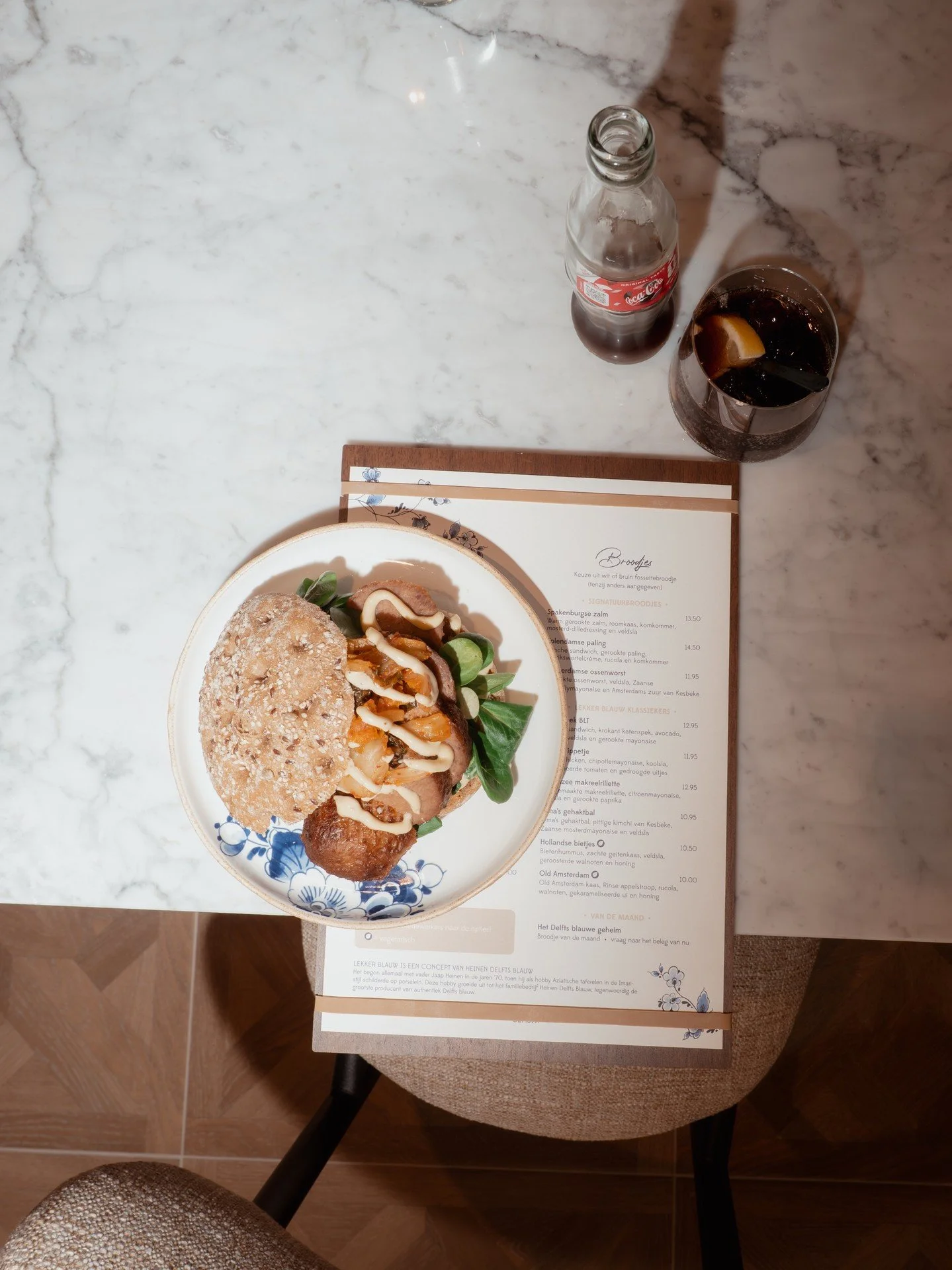 Oma's gehaktbal, nu met een eigentijds twistje: pittige kimchi en Zaanse mosterdmayonaise. 🥪

#DelftEten #OmasGehaktbal #DelftsBlauw #Lunchtijd #LekkerBlauw