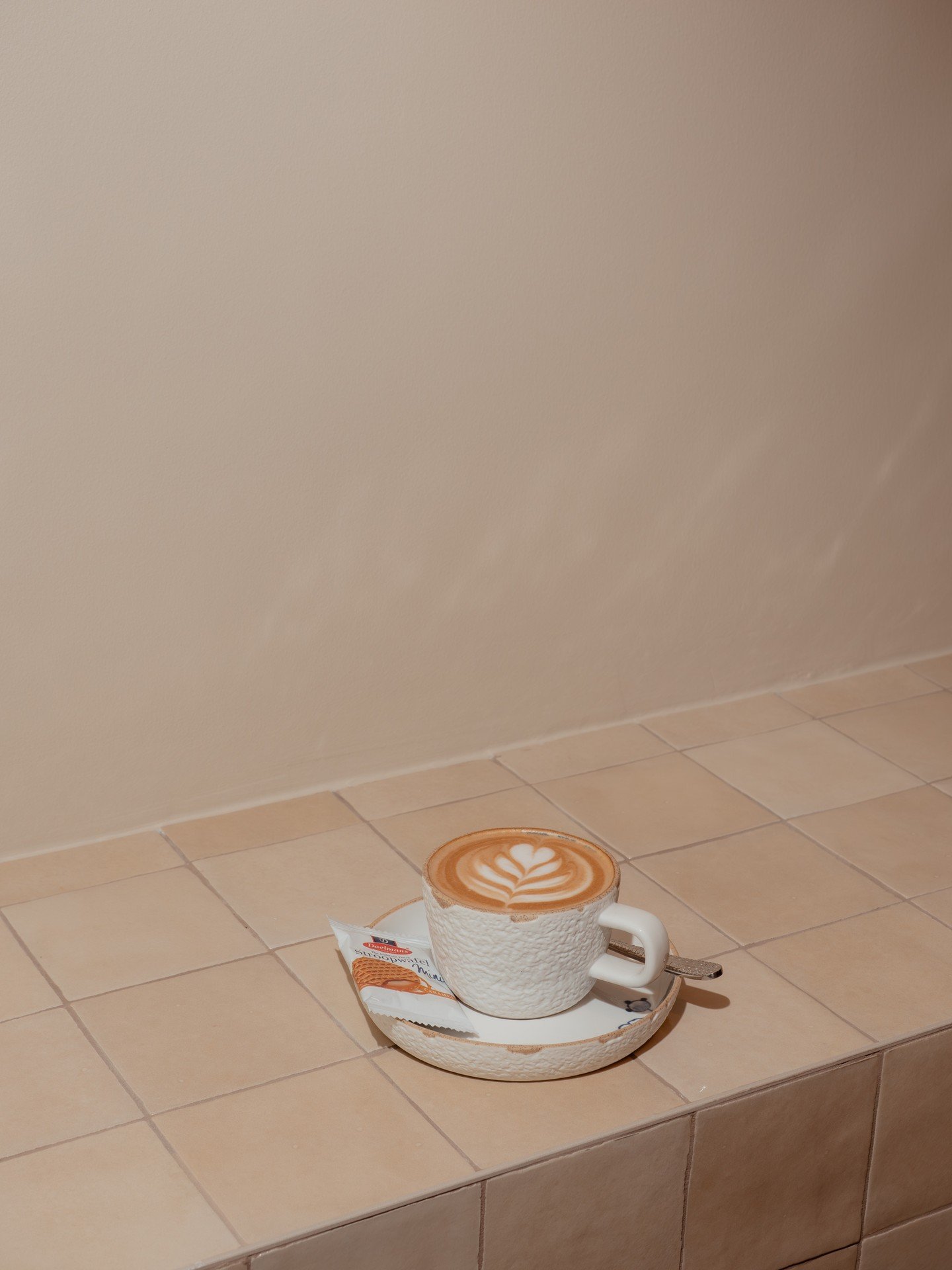 Cappuccino met een hartje erin en een mini stroopwafel ernaast. Klein geluk. ☕🧡

#koffie #Stroopwafel #DelftsBlauw #Latteart #LekkerBlauw