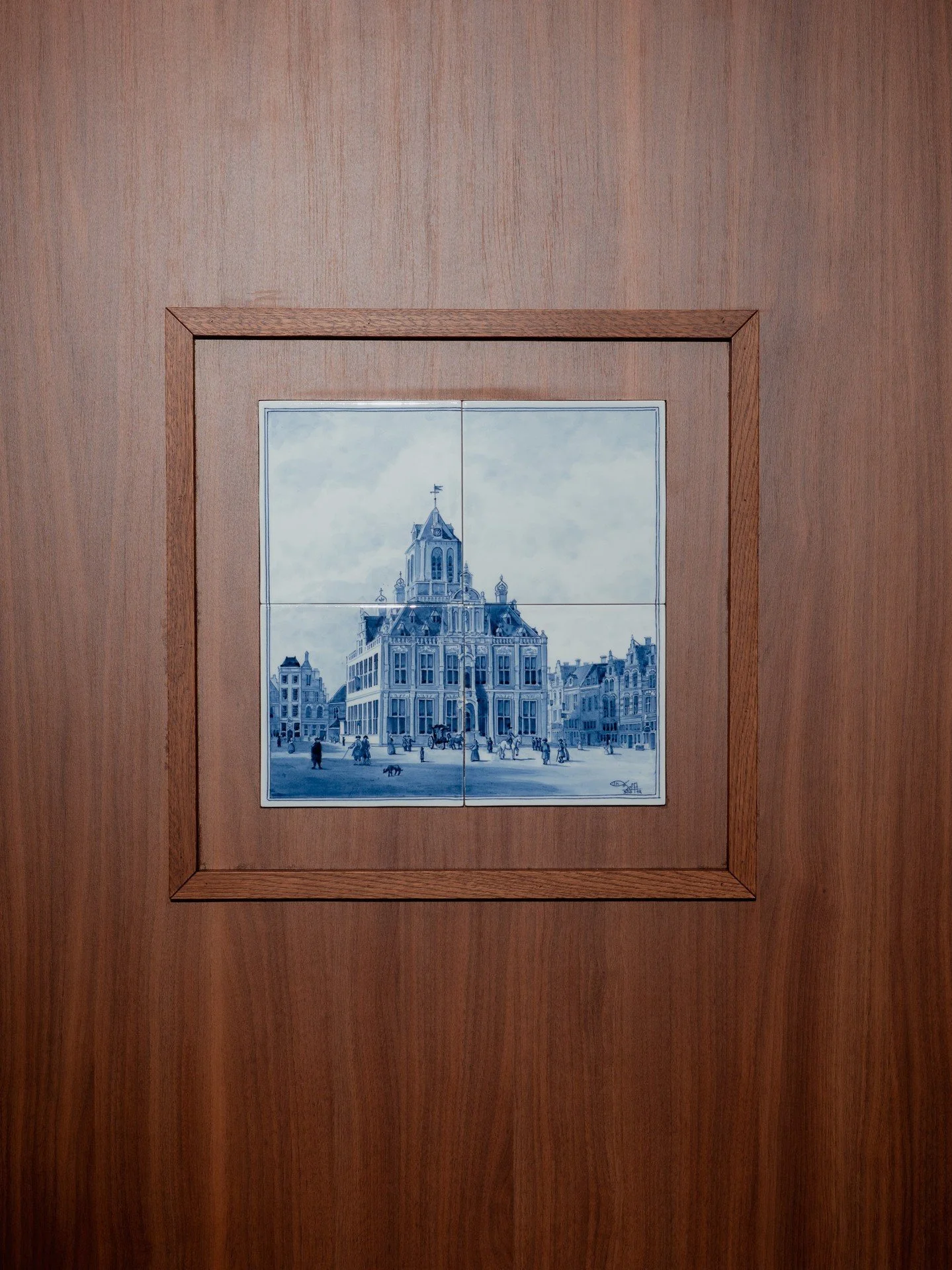Het stadhuis van Delft, handgeschilderd op tegel. Onze inspiratie hangt letterlijk aan de muur. 🔵🏛️

#Delft #DelftsBlauw #Erfgoed #Vakmanschap #Stadhuis