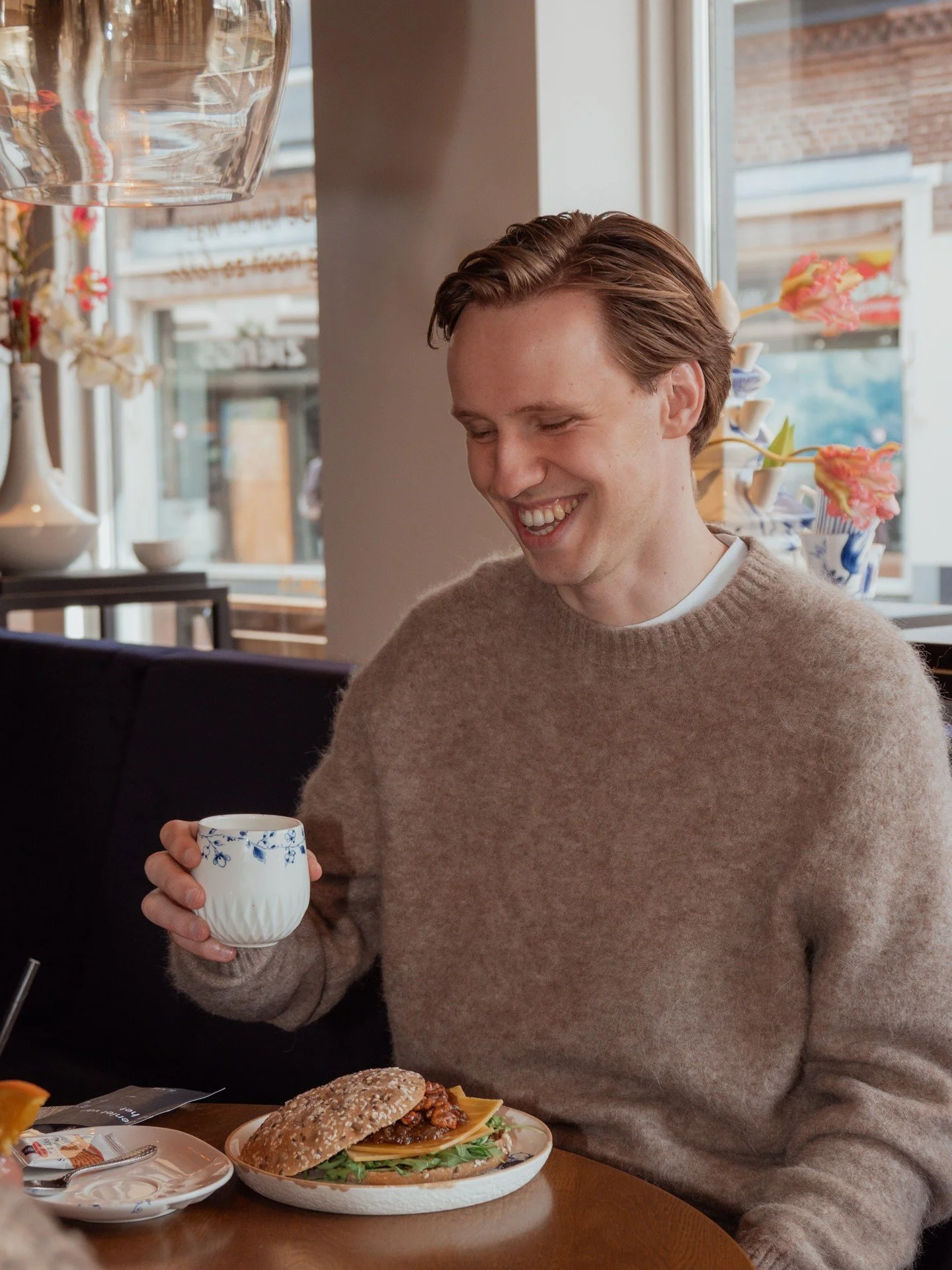 Lachen, kletsen en een broodje erbij, zo hoort een pauze eruit te zien. ☕😊

#DelftsBlauw #Putten #KoffieMomentje #Delft #LekkerBlauw