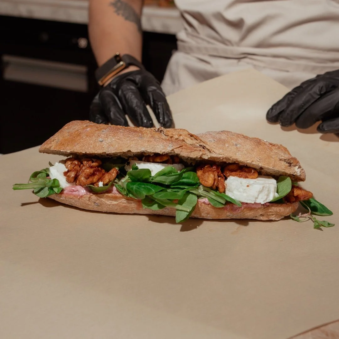 Wist je dat je bij ons ook een baguette kunt halen? 🥖 Deze met bietenhummus, zachte geitenkaas, veldsla en gekarameliseerde walnoten is al snel een favoriet. Neem 'm mee voor onderweg. En bestel je catering? Dan zit deze baguette er standaard bij. 
