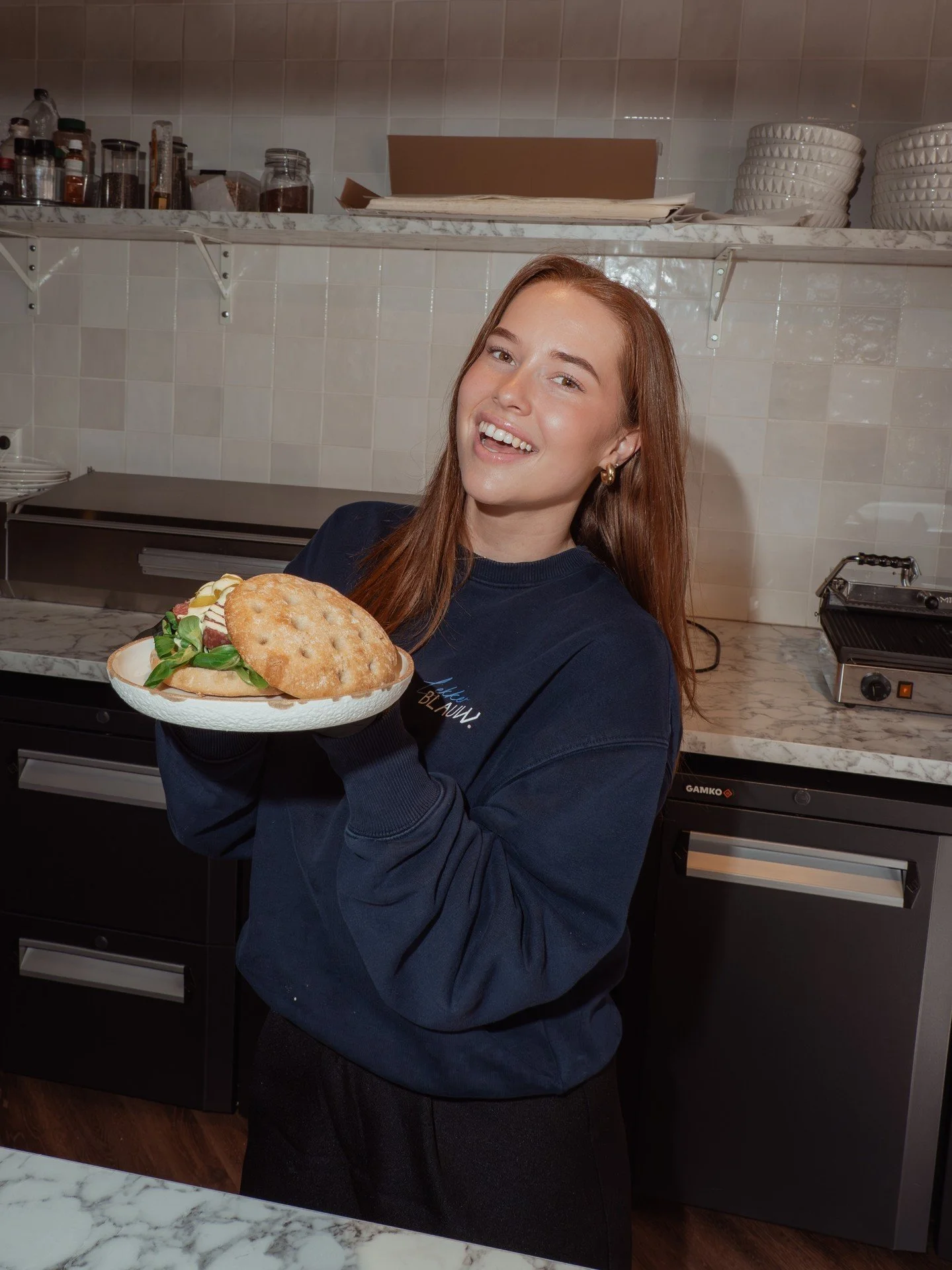 Een van onze signatuurbroodjes: Amsterdamse ossenworst met Zaanse piccalillymayonaise en zuur van @kesbeke. Ben jij een klassieker fan?

#lekkerblauw #delft #delftsblauw #ossenworst #lunchdelft
