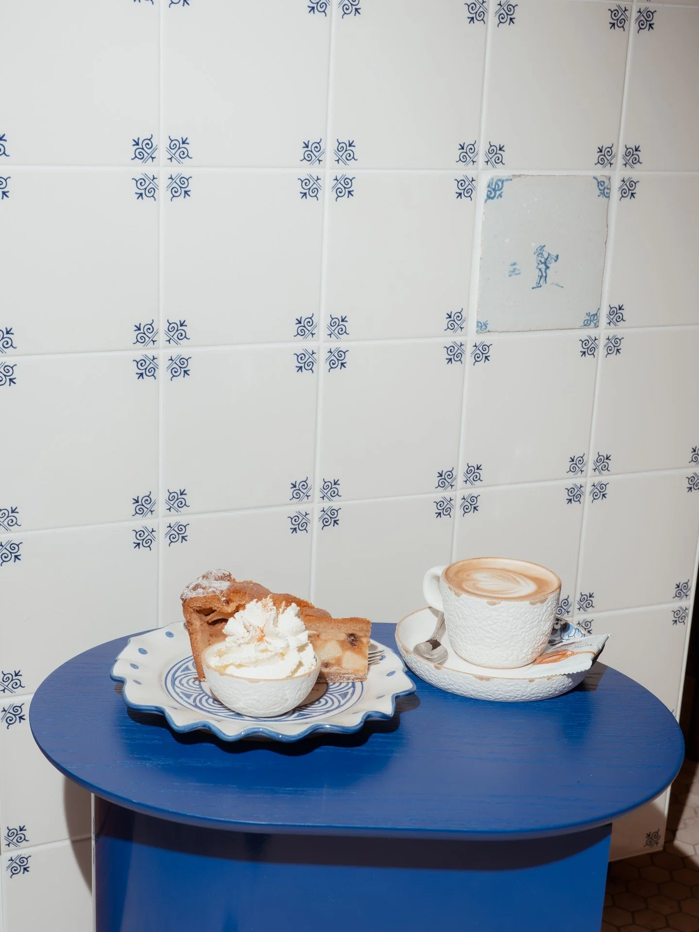 Appeltaart van Holtkamp, slagroom, cappuccino. 💙

#lekkerblauw #delft #delftsblauw #koffiedelft #hollandsgebak