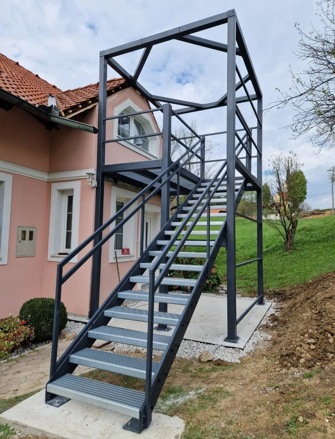 Pokrito jekleno stopnišče s podestom