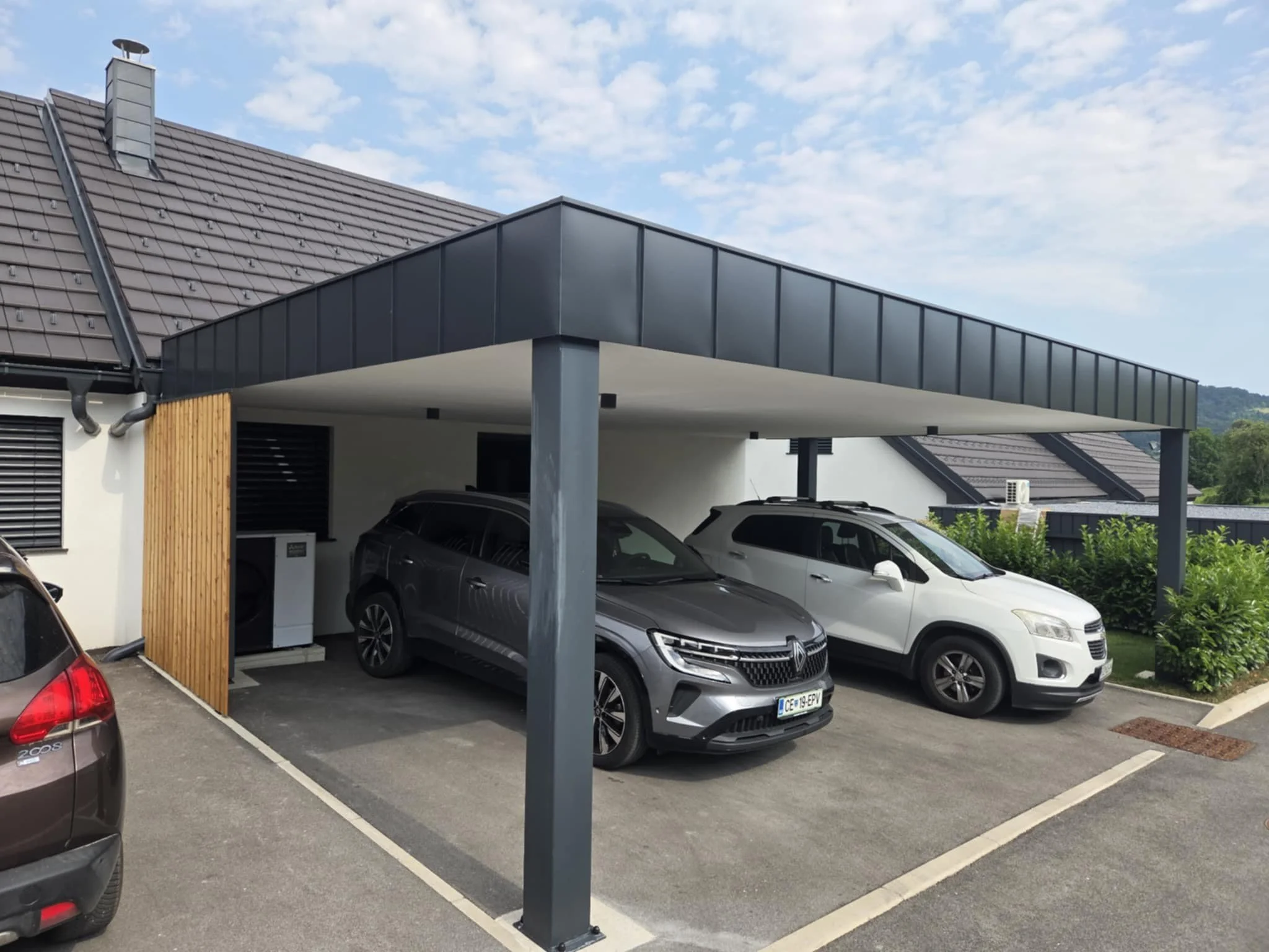 Jekleni nadstrešek za avtomobile z atiko