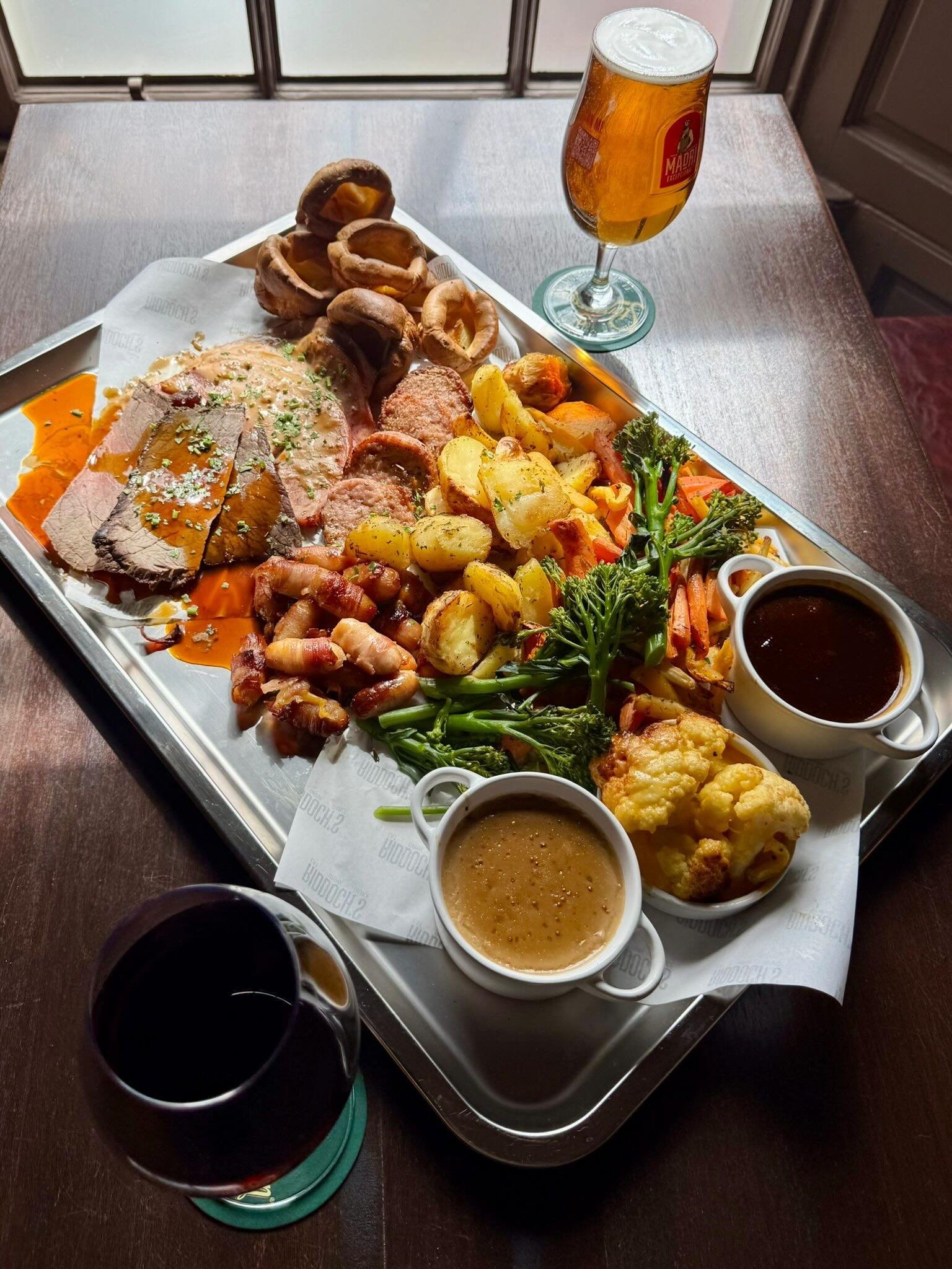 Riddoch&rsquo;s Sunday Roast &mdash; and trust us, there&rsquo;s nothing else like it in town.
Succulent beef and gammon, crisp roast potatoes, cauliflower cheese, caramelised carrots, parsnips, broccoli, gravy, and of course, Yorkshire puddings.

Se