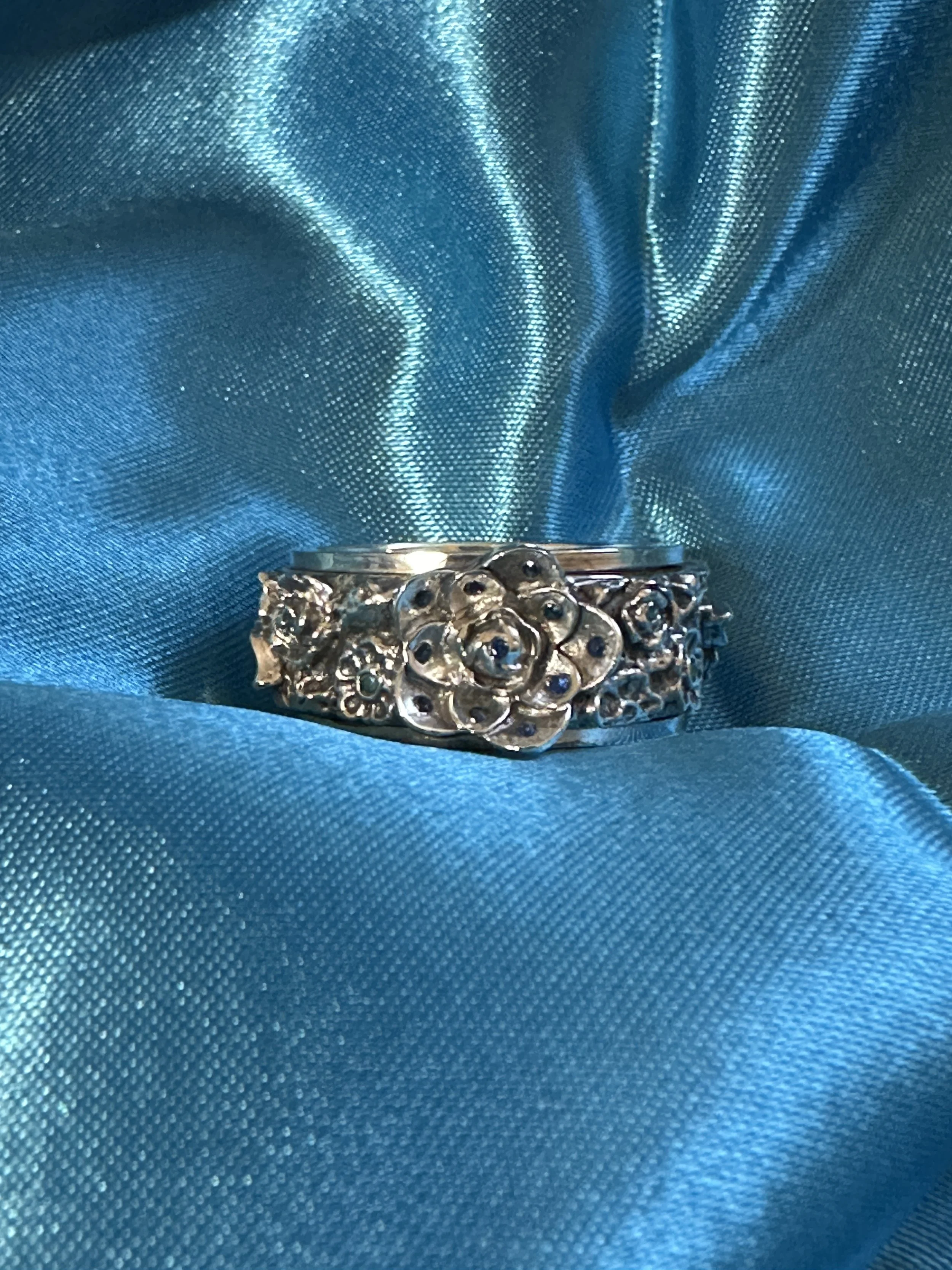 Floral Anxiety Ring with rotating centre, 925 sterling and 999 fine silver