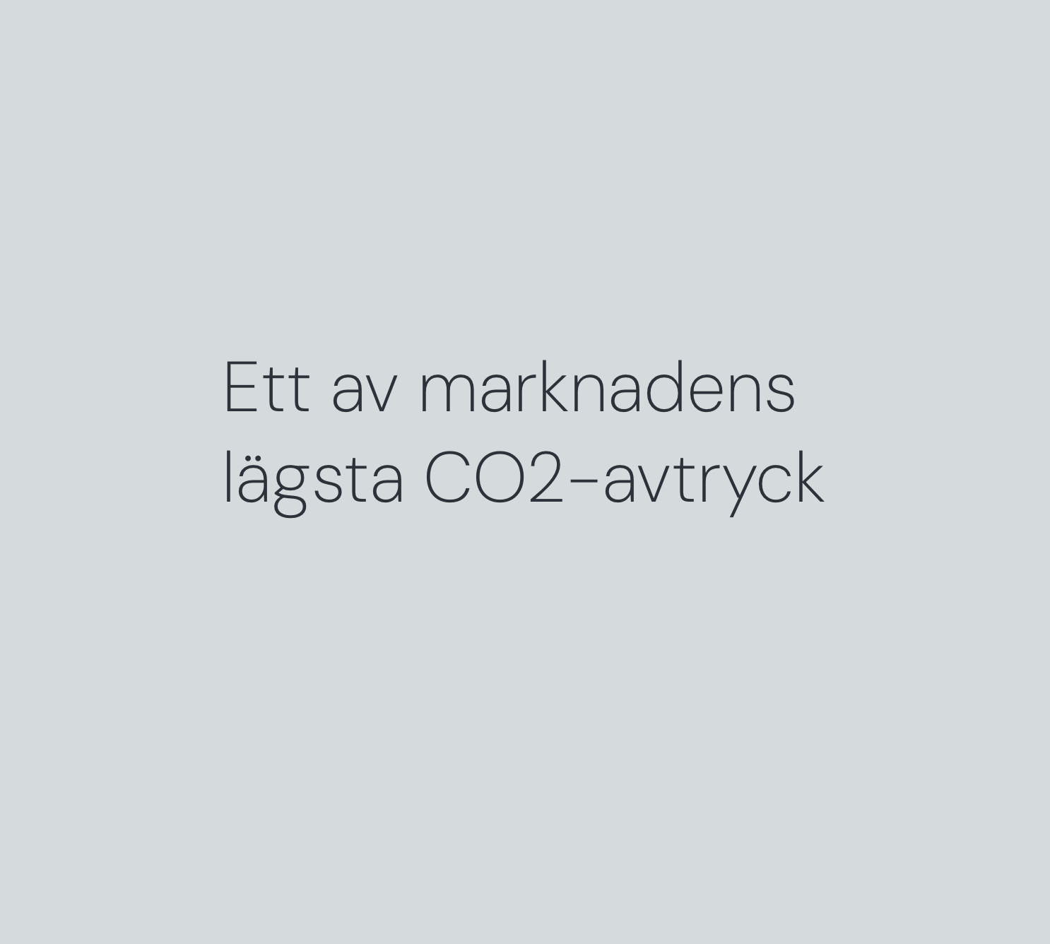 En skylt med texten 'Ett av marknadens lägsta CO2-utsläpp' på en ljusgrå bakgrund.