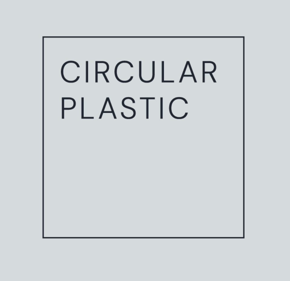 Texten 'CIRCULAR PLASTIC' i ett fyrkantigt område.