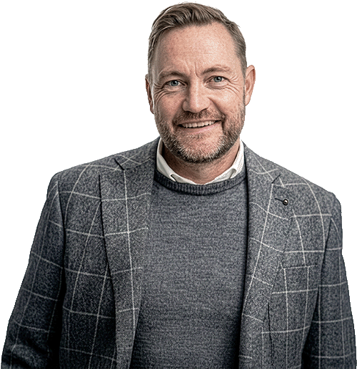 Porträtt på Treforms VD Thomas Olsson i grå rutnätsjacka och mörkgrå tröja