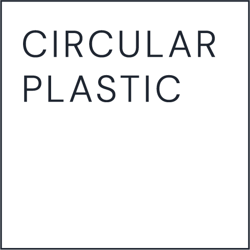 Tekst som säger 'Circular Plastic' på en svart bakgrund.