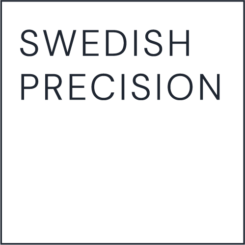 Bild med texten "SWEDISH PRECISION" i mörk text på svart bakgrund.