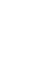 Luchtfoto van een bochtige weg door een groene dennenbos.