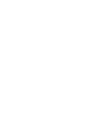 Vrouw zittend op bank, kijkend naar links, in een kamer met moderne inrichting en zonlicht.