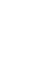 Een jonge man zit op een bank in een kamer met warme, zachte verlichting.