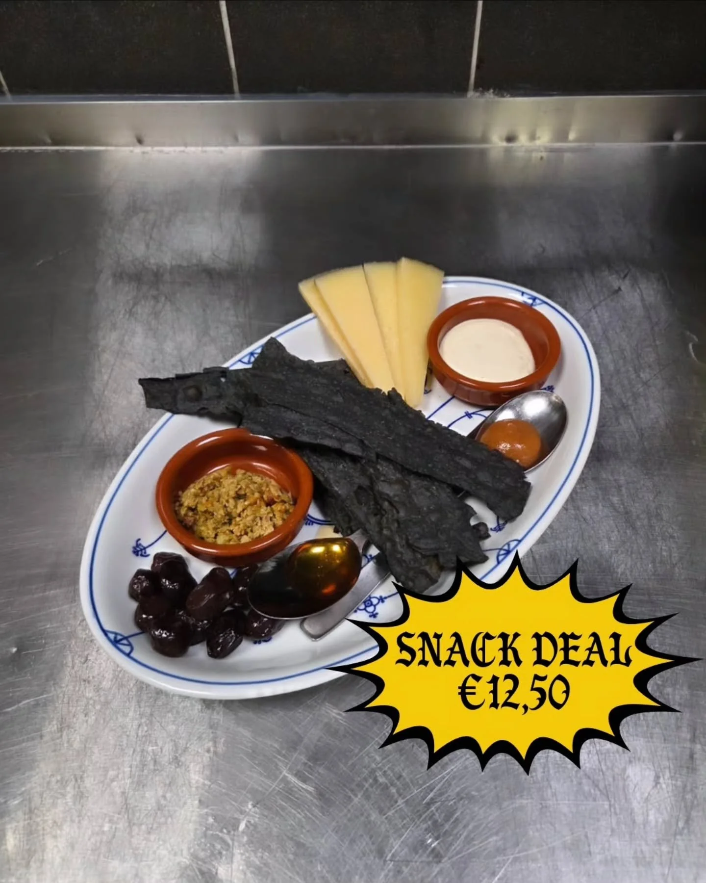 Menu for tomorrow is heeeeere! 💫
Meal Deal: Vegan curry with potato, peas, &amp; cauliflower, salad + fluffy homemade naan by chefs @ids.blaauw &amp; @isakhunneman (&euro;15)

Snack Deal: 12 months old manchego, funky olives, dips and pergamena nera