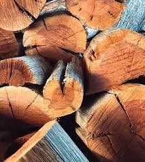 Staplad ved för uppvärmning i Örkelljunga – björkved och blandved