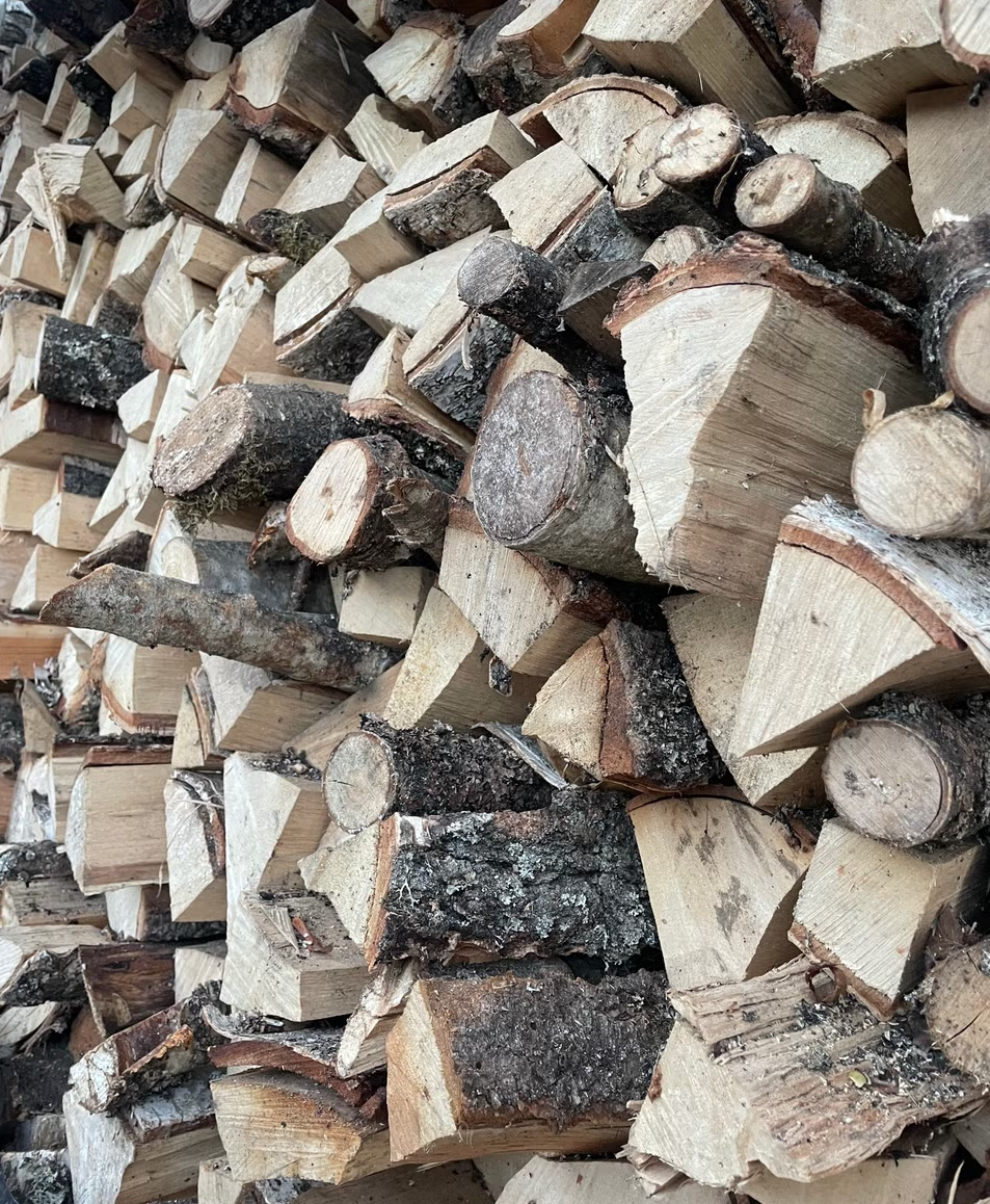 En stapel av träkol och vedbitar.