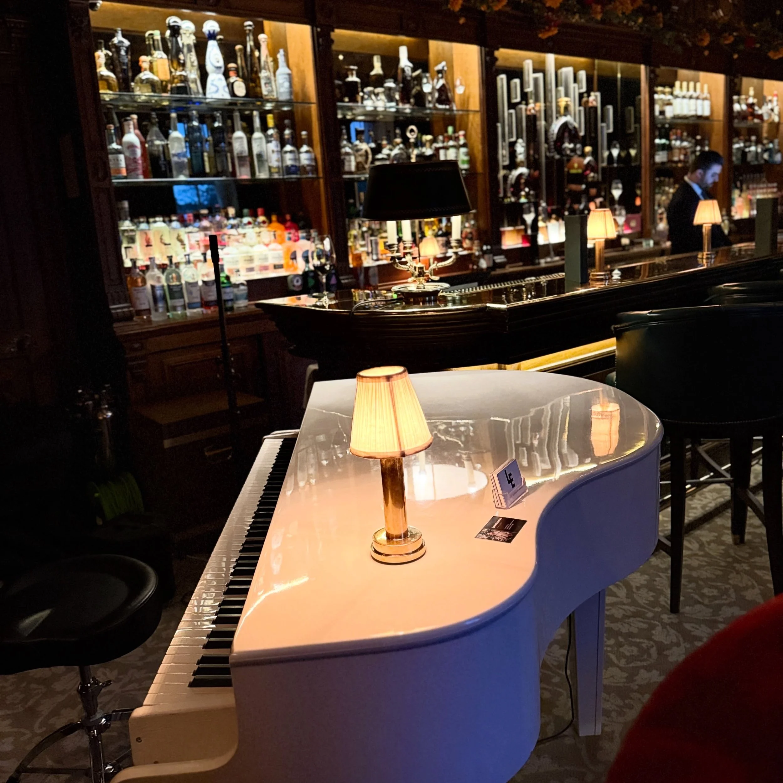 A lovely evening in the Norton bar @grantleyhall_. First of many performing in this part of the hotel. I think my piano fits in nicely. 
Thank you for the opportunites 🙏🏻 #grantleyhall #luxury #northyorkshire #singer #lomasentertainment
