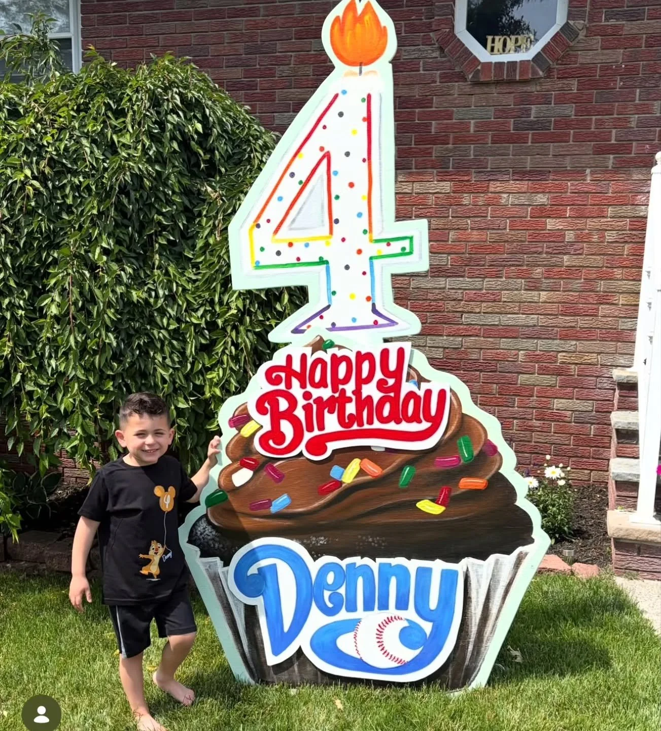 Shout out to this #birthdayboy🎉 !!

When we were asked to deliver this cupcake and make Denny his own keepsake complete with custom baseball design, we wanted to knock it out of the park! 

Thank you so much for the opportunity to be a part of this 