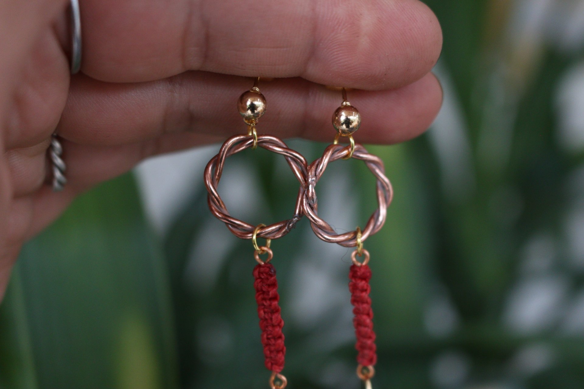 Handgefertigte Kupfer Ohrringe mit Makramee im rustikalen Boho-Stil als einzigartiges Unikat.