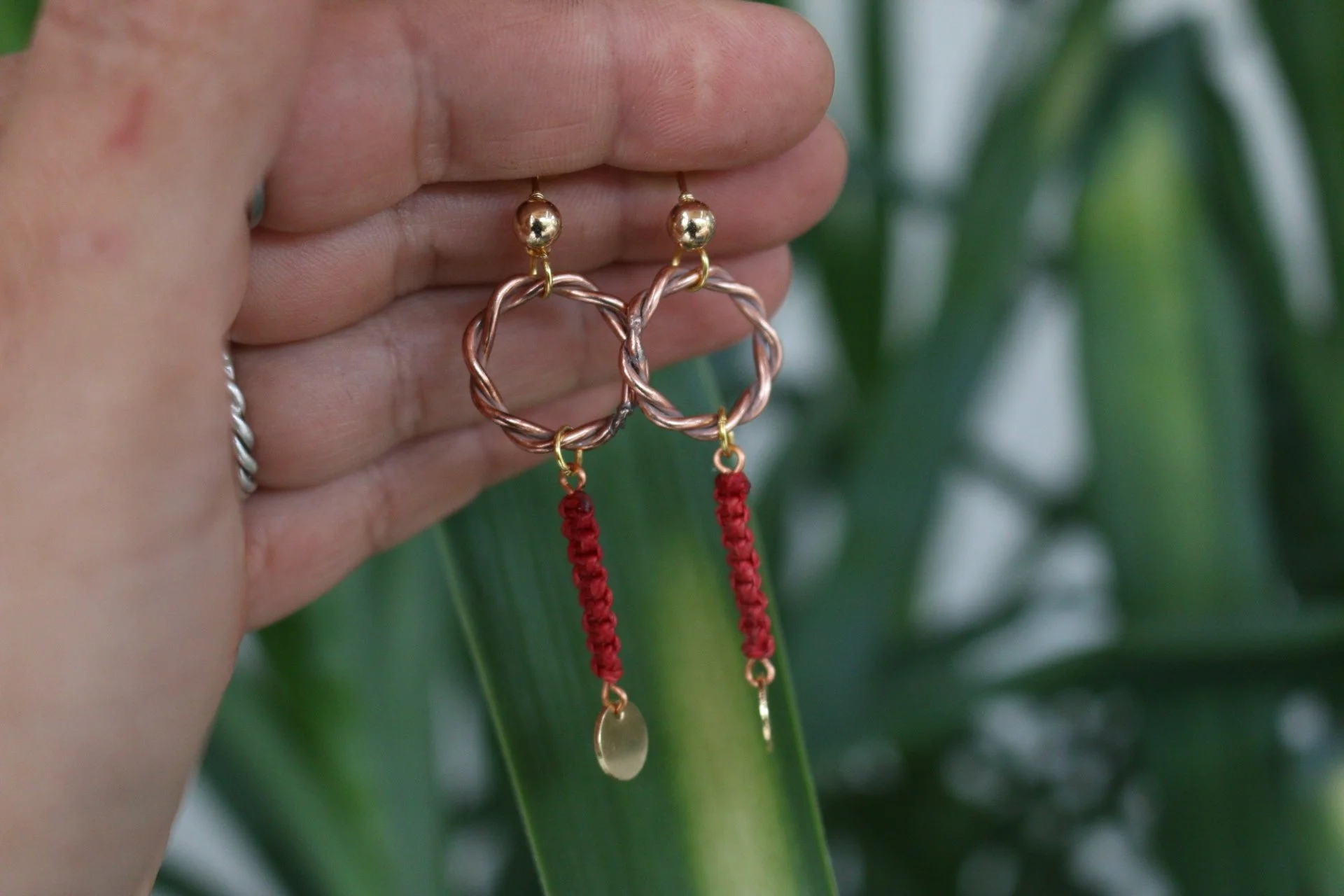 Handgefertigte Kupfer Ohrringe mit Makramee im rustikalen Boho-Stil als einzigartiges Unikat.