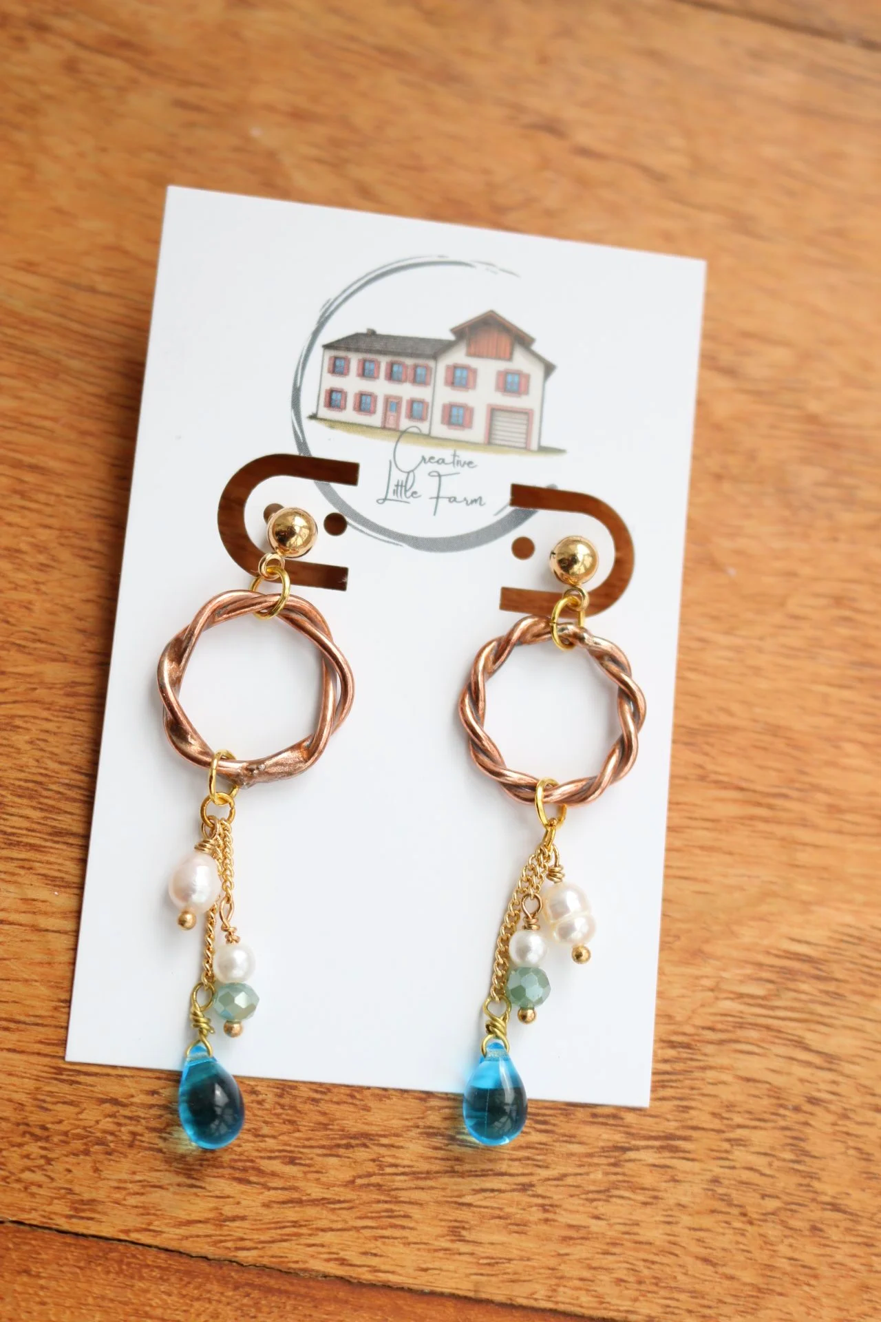 Handgefertigte Kupfer Ohrringe mit blauen perlen im rustikalen Boho-Stil als einzigartiges Unikat.