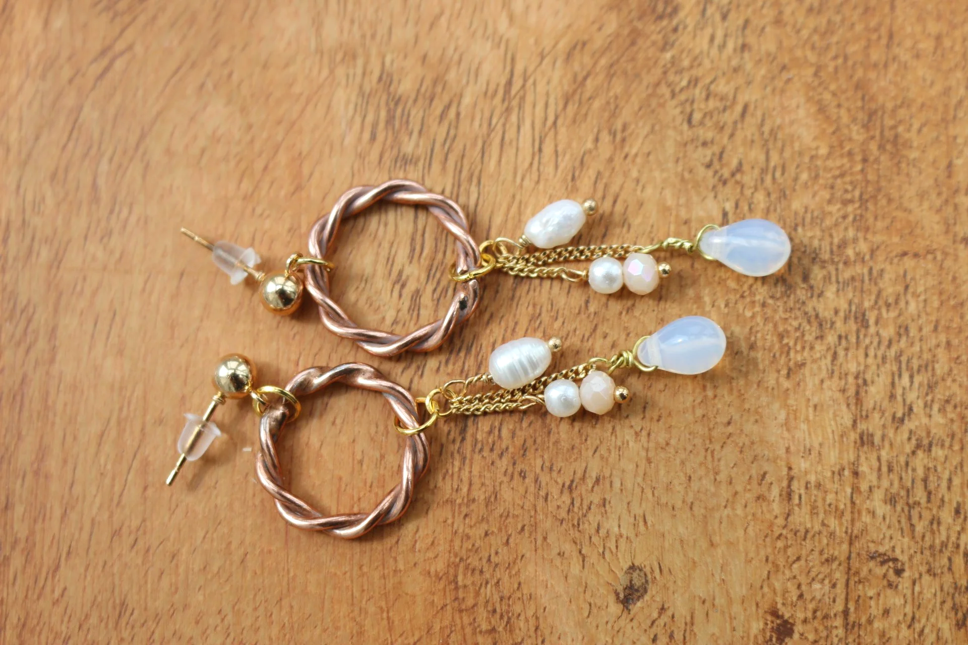 Handgefertigte Kupfer Ohrringe mit weißen perlen im rustikalen Boho-Stil als einzigartiges Unikat.