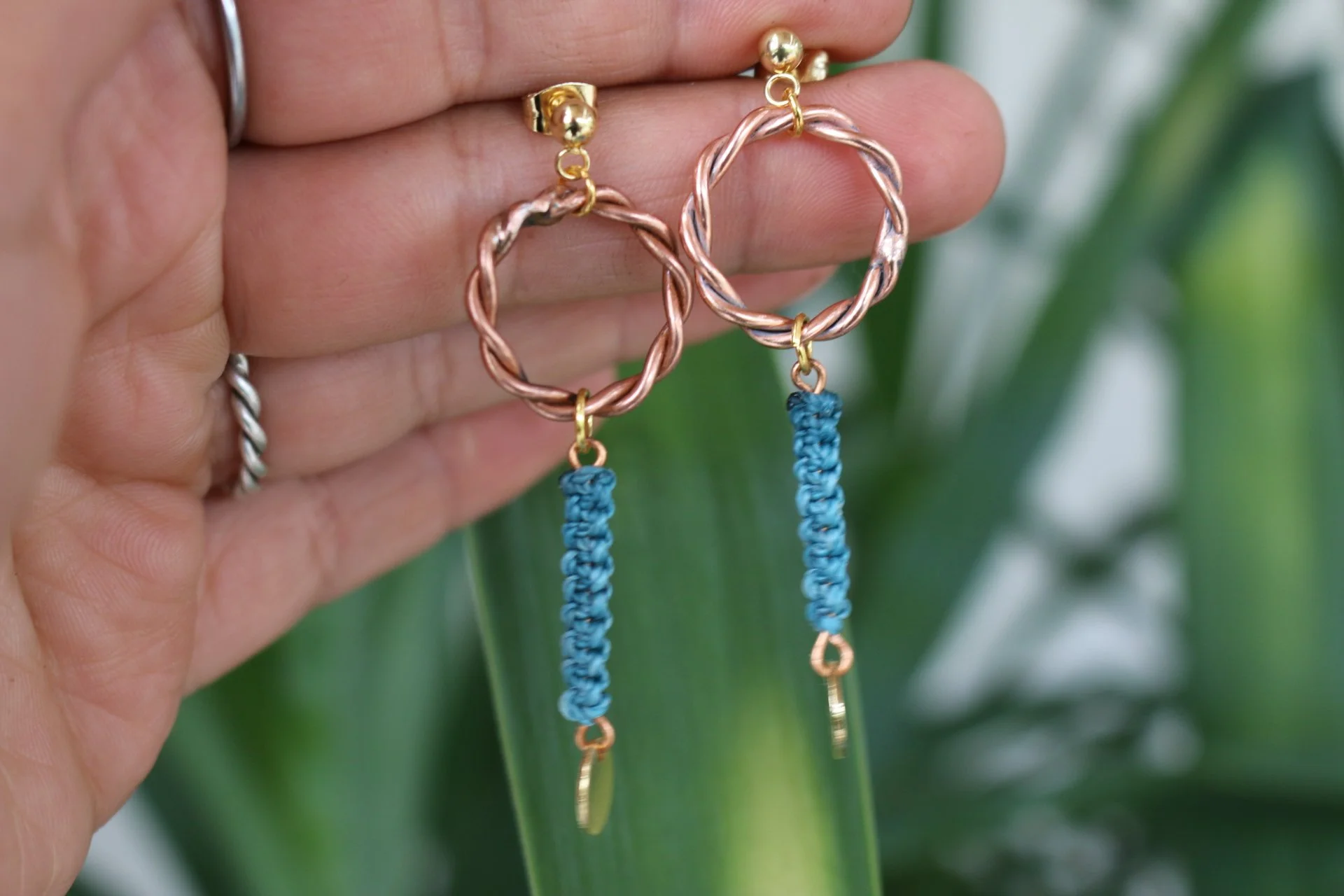 Handgefertigte Kupfer Ohrringe mit Makramee im rustikalen Boho-Stil als einzigartiges Unikat.