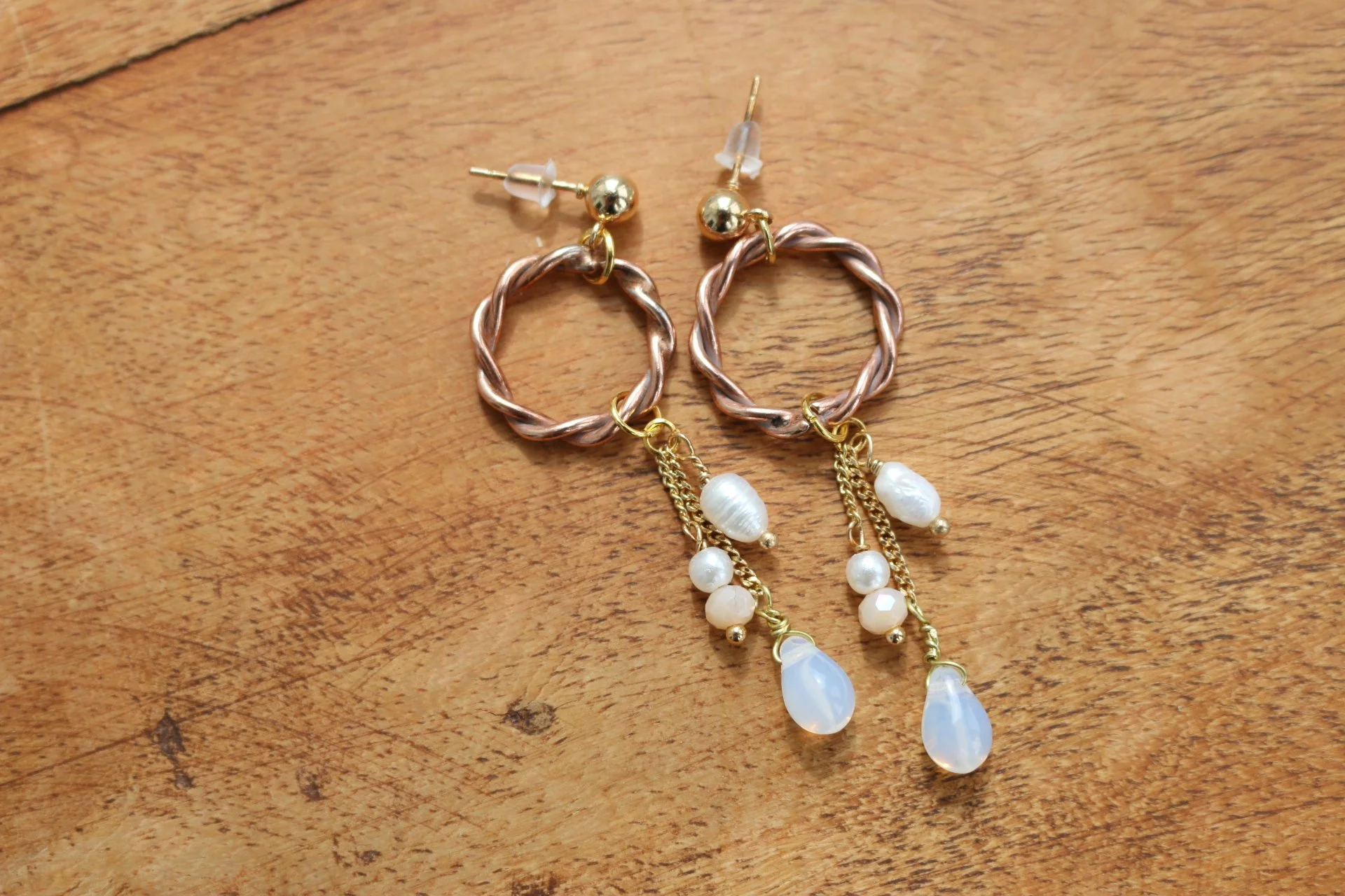 Handgefertigte Kupfer Ohrringe mit weißen perlen im rustikalen Boho-Stil als einzigartiges Unikat.