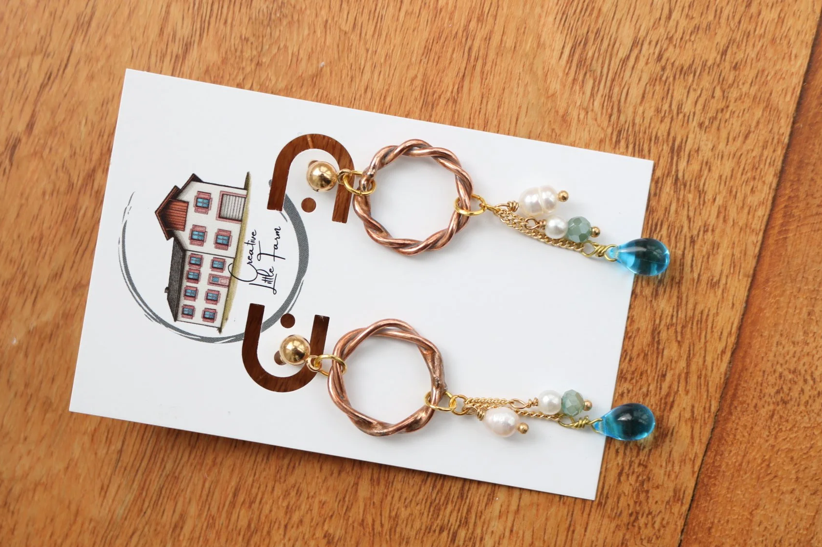 Handgefertigte Kupfer Ohrringe mit blauen perlen im rustikalen Boho-Stil als einzigartiges Unikat.