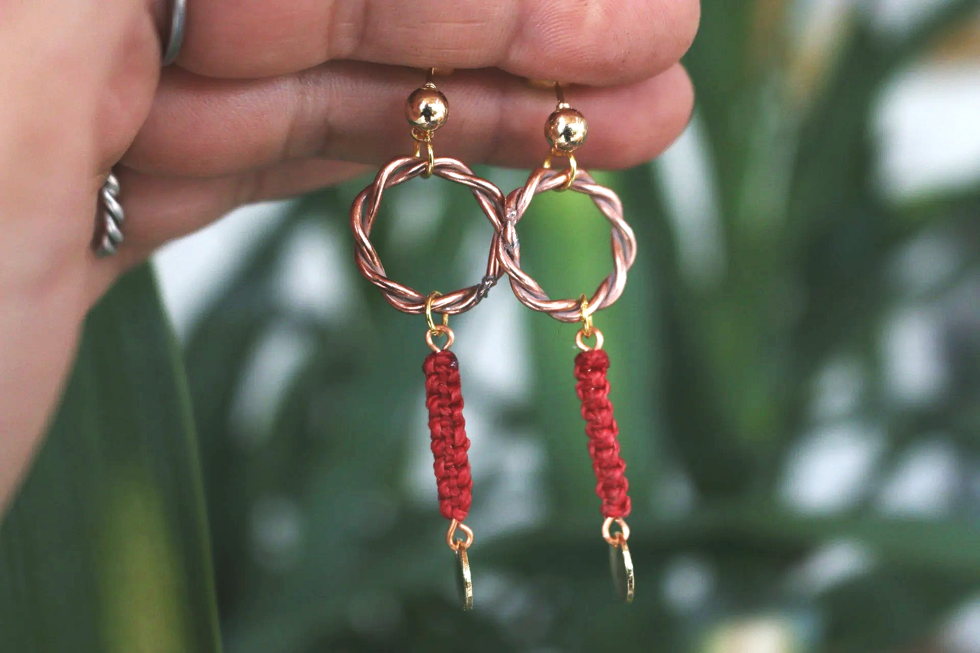Handgefertigte Kupfer Ohrringe mit Makramee im rustikalen Boho-Stil als einzigartiges Unikat.